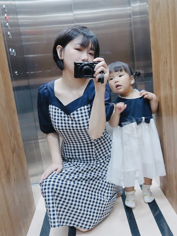 Легкое синее платье в клетку с пышными рукавами и высокой талией, повседневное летнее платье для женщин, модное и простое.
Легкое синее платье в клетку с пышными рукавами и высокой талией, повседневное летнее платье для женщин, модное и простое.