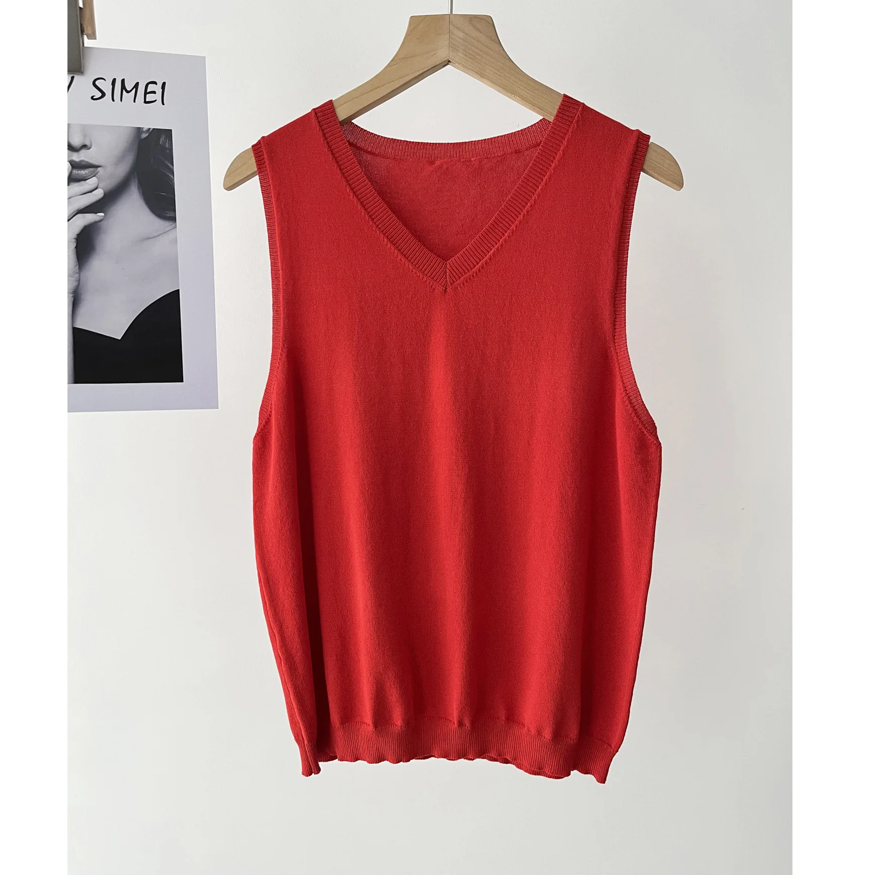 Women's spring and summer modern commuter style red V-neck vest vest sleeveless T-shirt top 16a-0645
Women's spring and summer modern commuter style red V-neck vest vest sleeveless T-shirt top 16a-0645