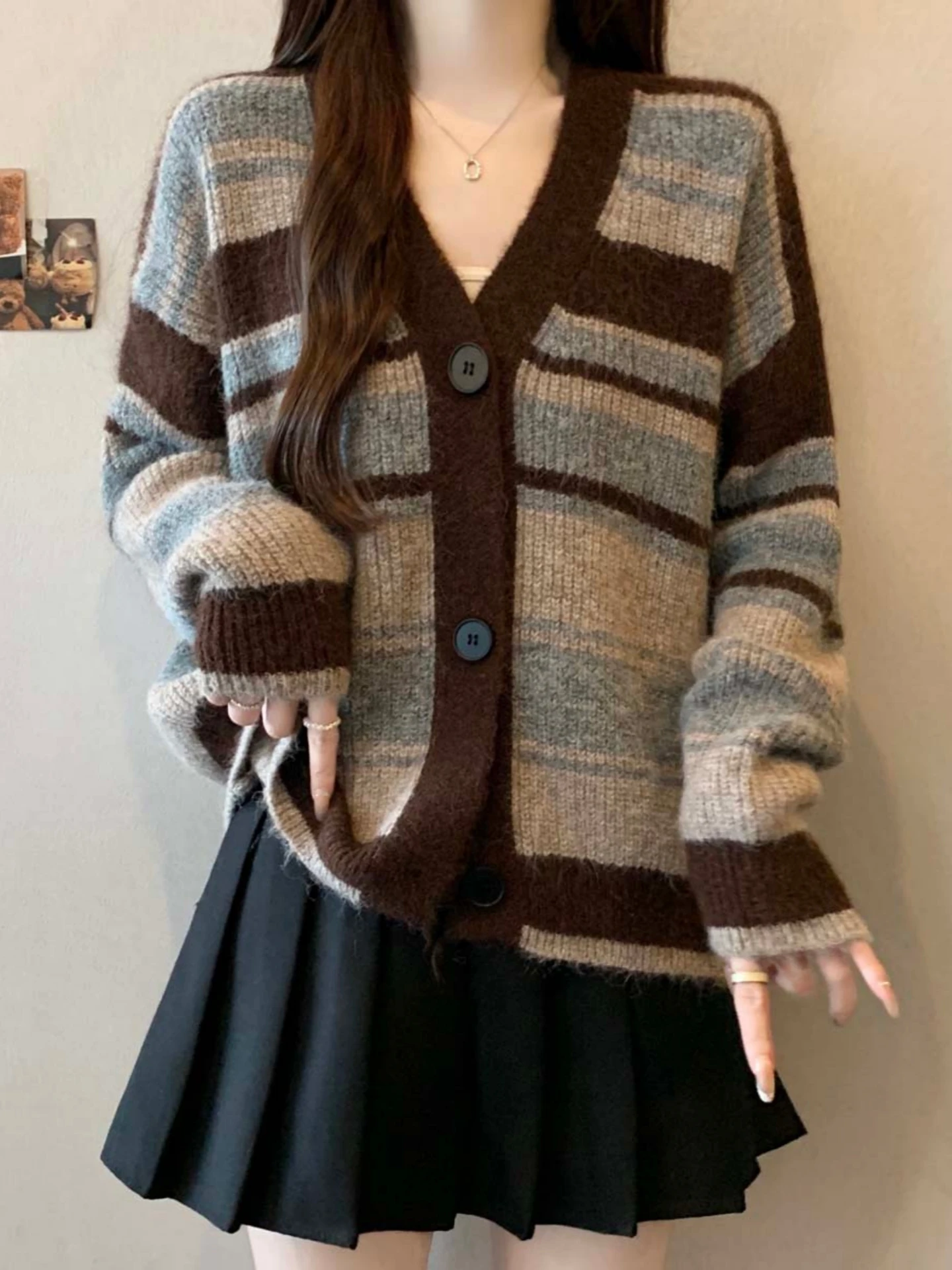 Retro Striped V-Neck Knit Sweater Short Jacket Women's Spring Autumn New Large Size Fat MM Slimming Anti-Aging Open Cardigan Top
Retro Striped V-Neck Knit Sweater Short Jacket Women's Spring Autumn New Large Size Fat MM Slimming Anti-Aging Open Cardigan Top