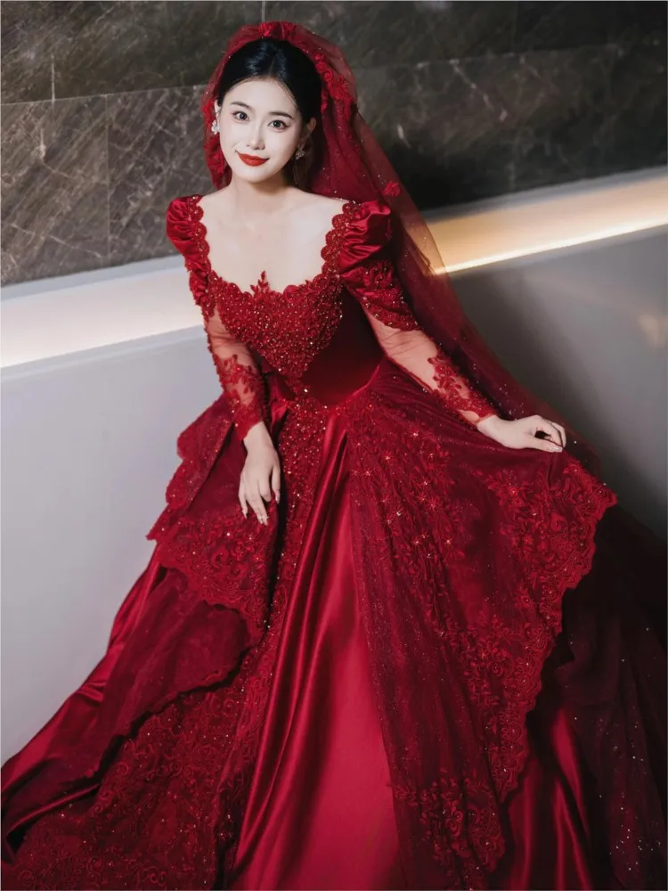 A new red long-sleeved main fabric heavy-duty high-quality haute couture dress with large tail
A new red long-sleeved main fabric heavy-duty high-quality haute couture dress with large tail