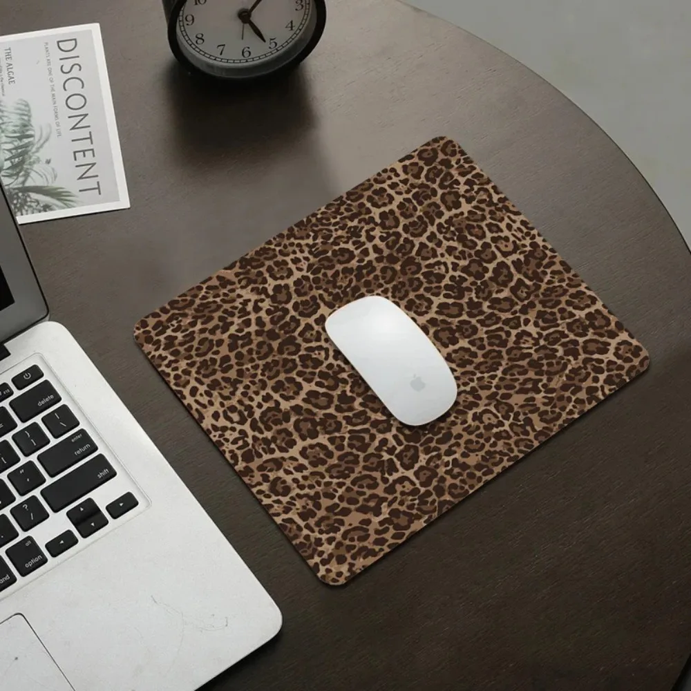 Chic Leopard Print Mouse Pad - Non-Slip Rubber Base, Chocolate Brown, Perfect for Gaming, Office & Home
Chic Leopard Print Mouse Pad - Non-Slip Rubber Base, Chocolate Brown, Perfect for Gaming, Office & Home