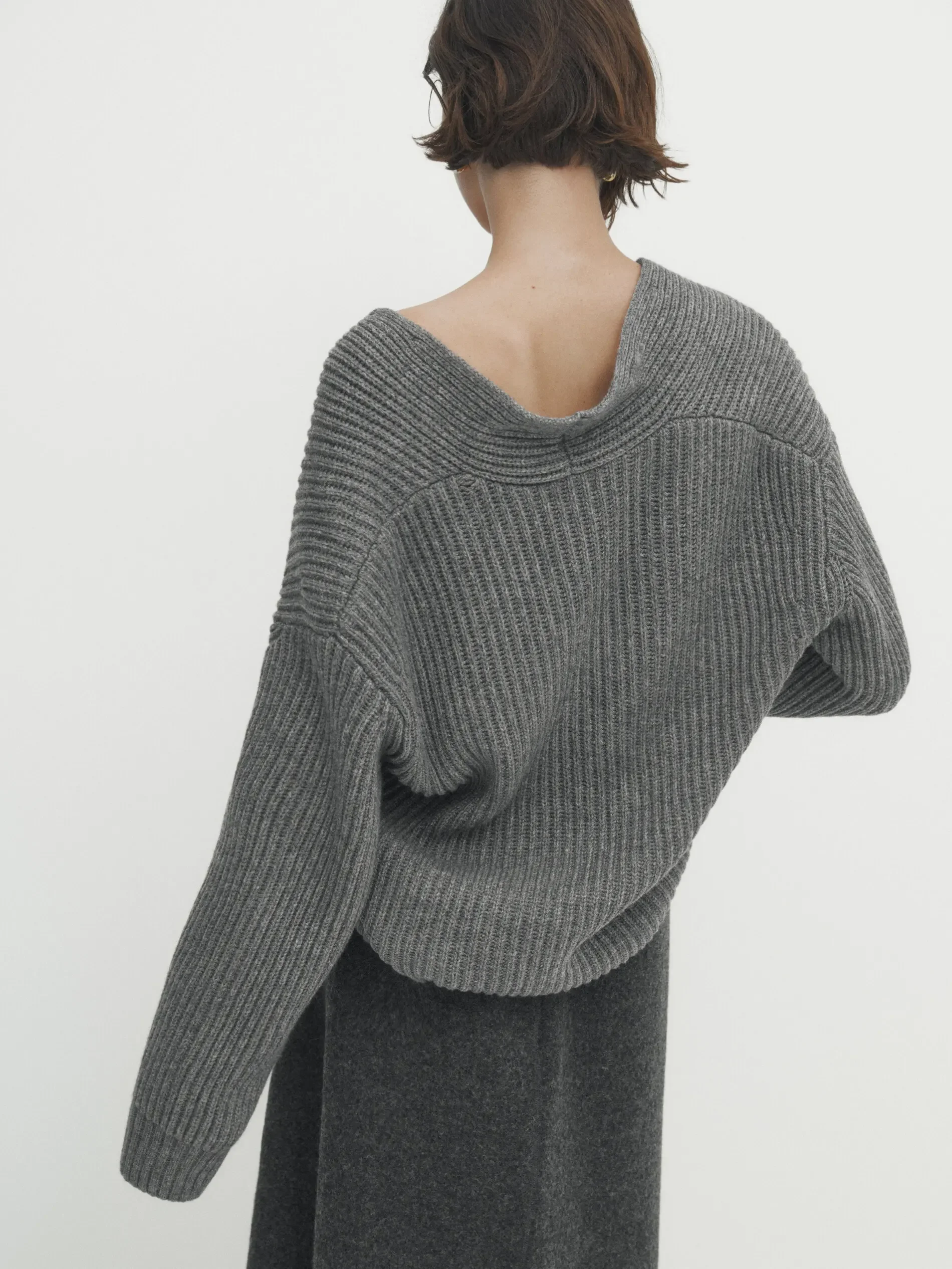 Эфирный костюм 2025 Massidutti, осенний новый стиль, женский повседневный ленивый минималистичный элегантный бежевый свитер с v-образным вырезом, вязаный кардиган
Эфирный костюм 2025 Massidutti, осенний новый стиль, женский повседневный ленивый минималистичный элегантный бежевый свитер с v-образным вырезом, вязаный кардиган