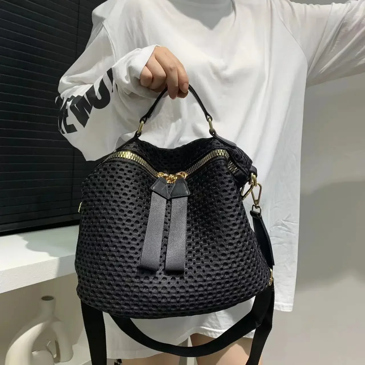 Women's Fashion Mesh Lightweight Shoulder Bag Daily Use Portable Wide Shoulder Strap Multifunctional Crossbody Handbag
Women's Fashion Mesh Lightweight Shoulder Bag Daily Use Portable Wide Shoulder Strap Multifunctional Crossbody Handbag