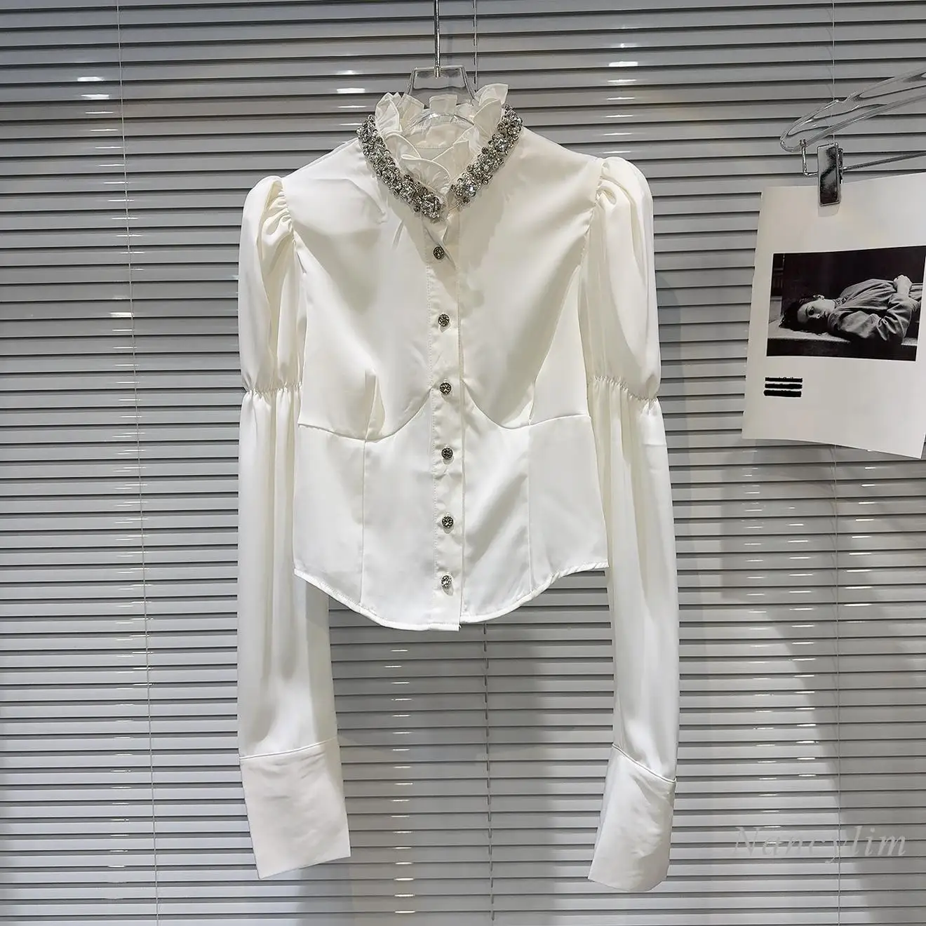 Luxury Blouse Women 2025 Spring New French Style Shiny Rhinestone Bead Collar Edge Bubble Sleeve Shirt Short White Top
Luxury Blouse Women 2025 Spring New French Style Shiny Rhinestone Bead Collar Edge Bubble Sleeve Shirt Short White Top