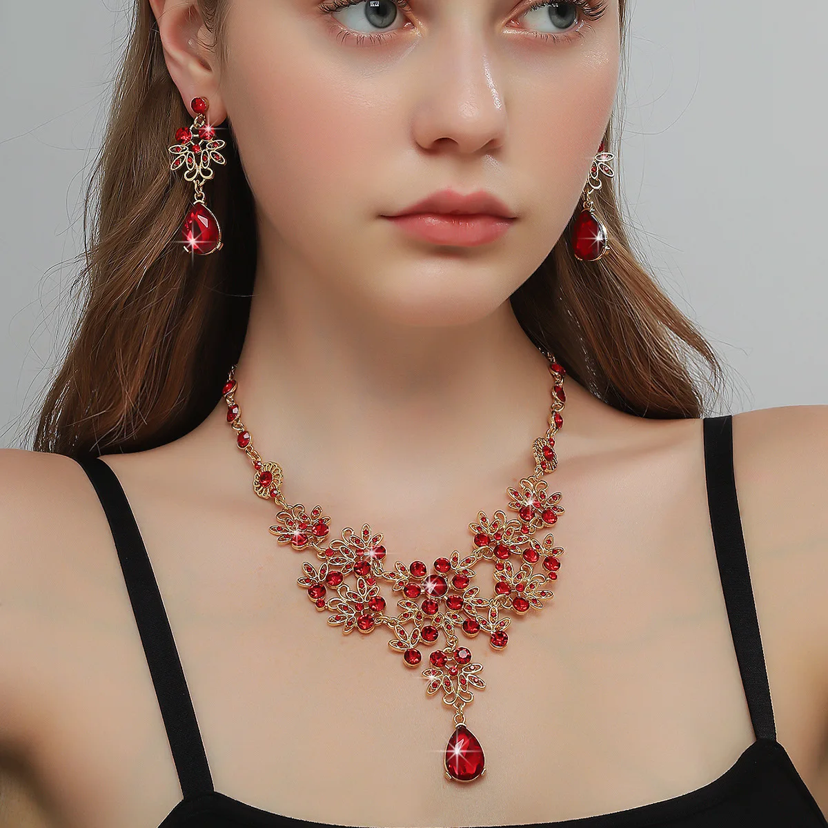 Bridal Accessories Alloy Water Crystal Exaggerated Leaf Water Drop Set Earrings Necklace Two-piece Wedding Accessories
Bridal Accessories Alloy Water Crystal Exaggerated Leaf Water Drop Set Earrings Necklace Two-piece Wedding Accessories