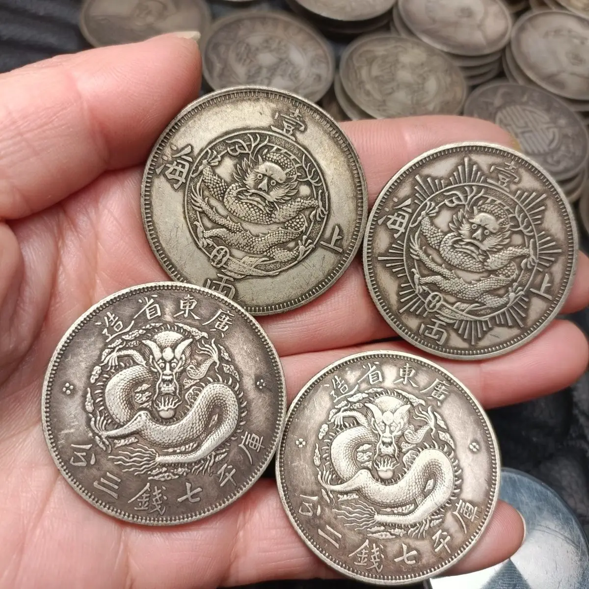 4 rare Longyang Shanghai Guangdong silver dollar black oil-coated pulp can be turned over for collection
4 rare Longyang Shanghai Guangdong silver dollar black oil-coated pulp can be turned over for collection