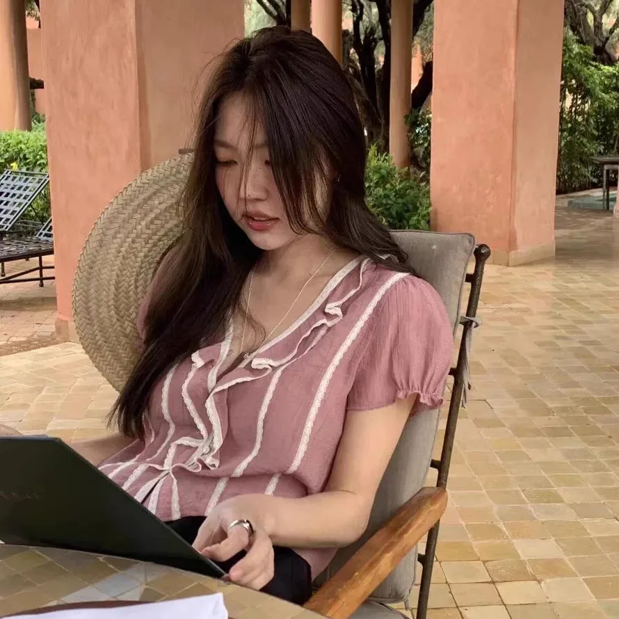 Korean Style Sweet Soft Tannat Ruffle Hem V-Neck Top Slimming Short Sleeve Shirt Loose Fit Women's Summer Fashion Blouse
Korean Style Sweet Soft Tannat Ruffle Hem V-Neck Top Slimming Short Sleeve Shirt Loose Fit Women's Summer Fashion Blouse