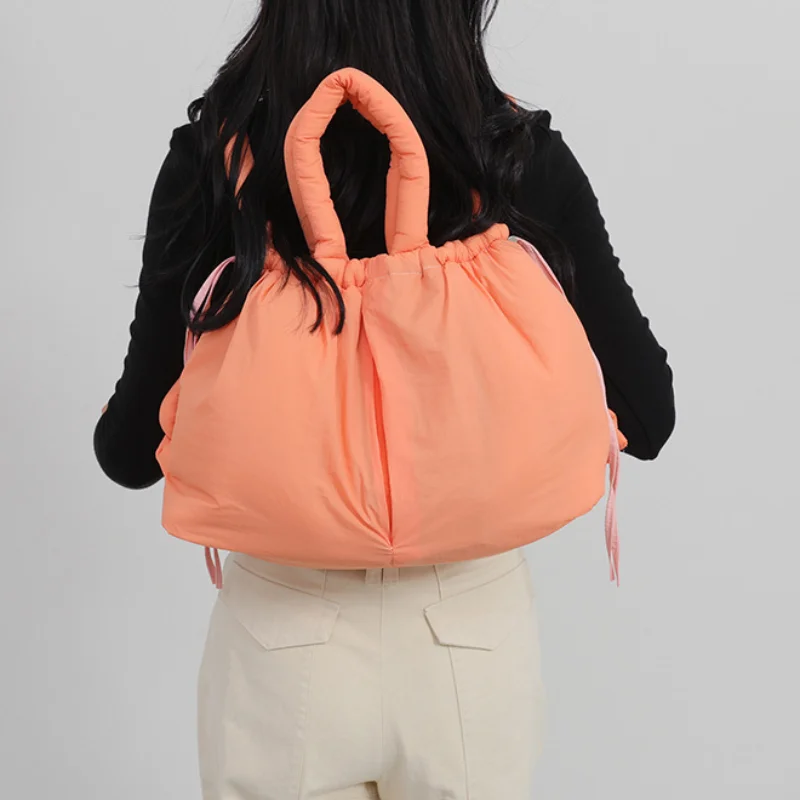 Рюкзак на шнурке из пуховой ткани для женщин, сумка через плечо с верхней ручкой, мягкая легкая пышная сумка-тоут, сумка для ручной клади
Рюкзак на шнурке из пуховой ткани для женщин, сумка через плечо с верхней ручкой, мягкая легкая пышная сумка-тоут, сумка для ручной клади 