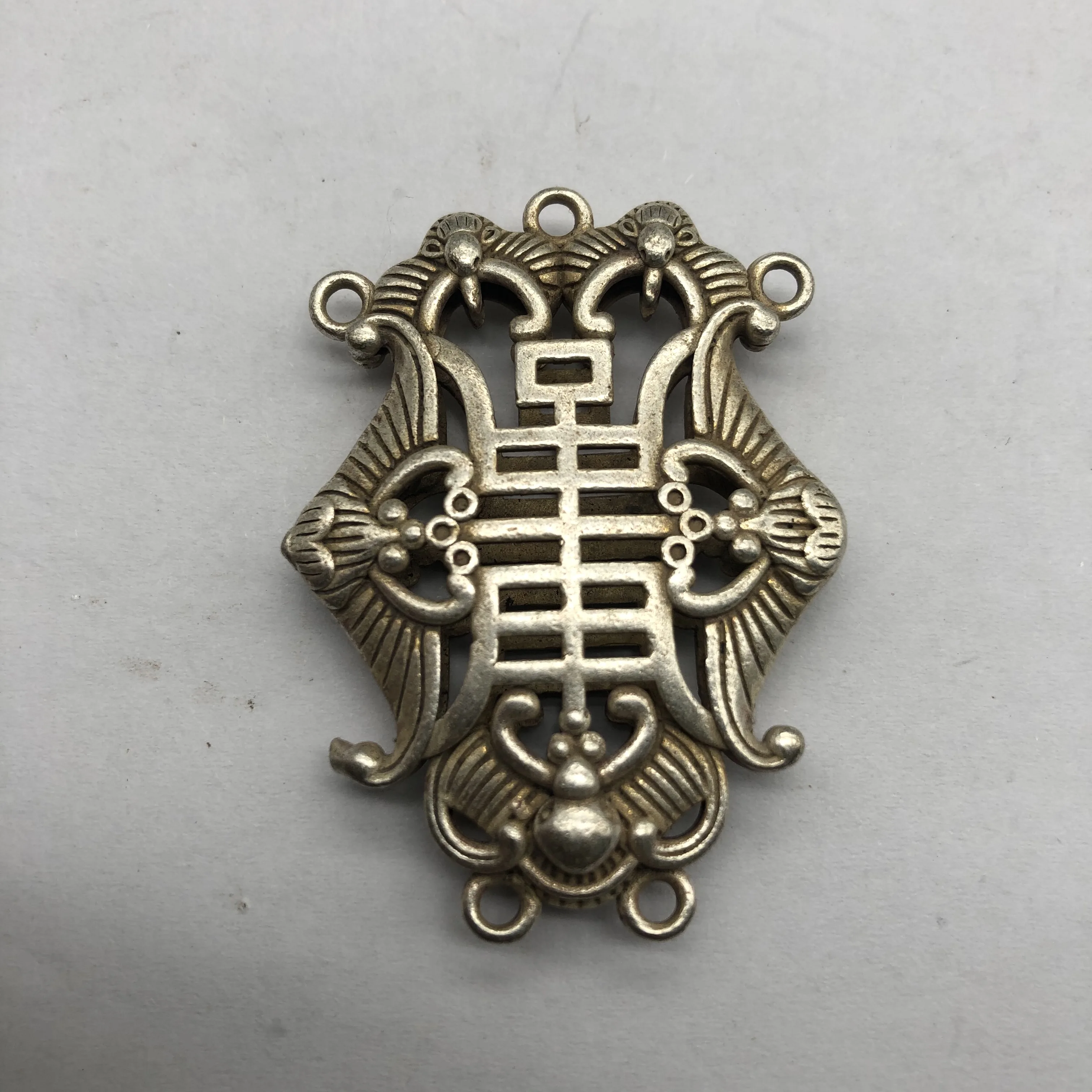 Collection, retro imitation silver bat longevity pendant, imitation silver hollow longevity lock piece, copper lock piece
Collection, retro imitation silver bat longevity pendant, imitation silver hollow longevity lock piece, copper lock piece
