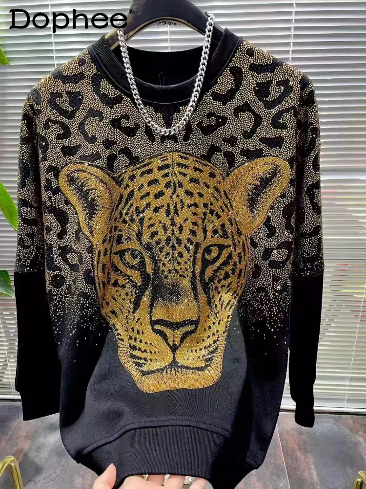 2025 Autumn New Men's Women's Sweatshirts Round Neck Personality Handsome Tops Loose Comfort Leopard Head Rhinestone Sportswears
2025 Autumn New Men's Women's Sweatshirts Round Neck Personality Handsome Tops Loose Comfort Leopard Head Rhinestone Sportswears