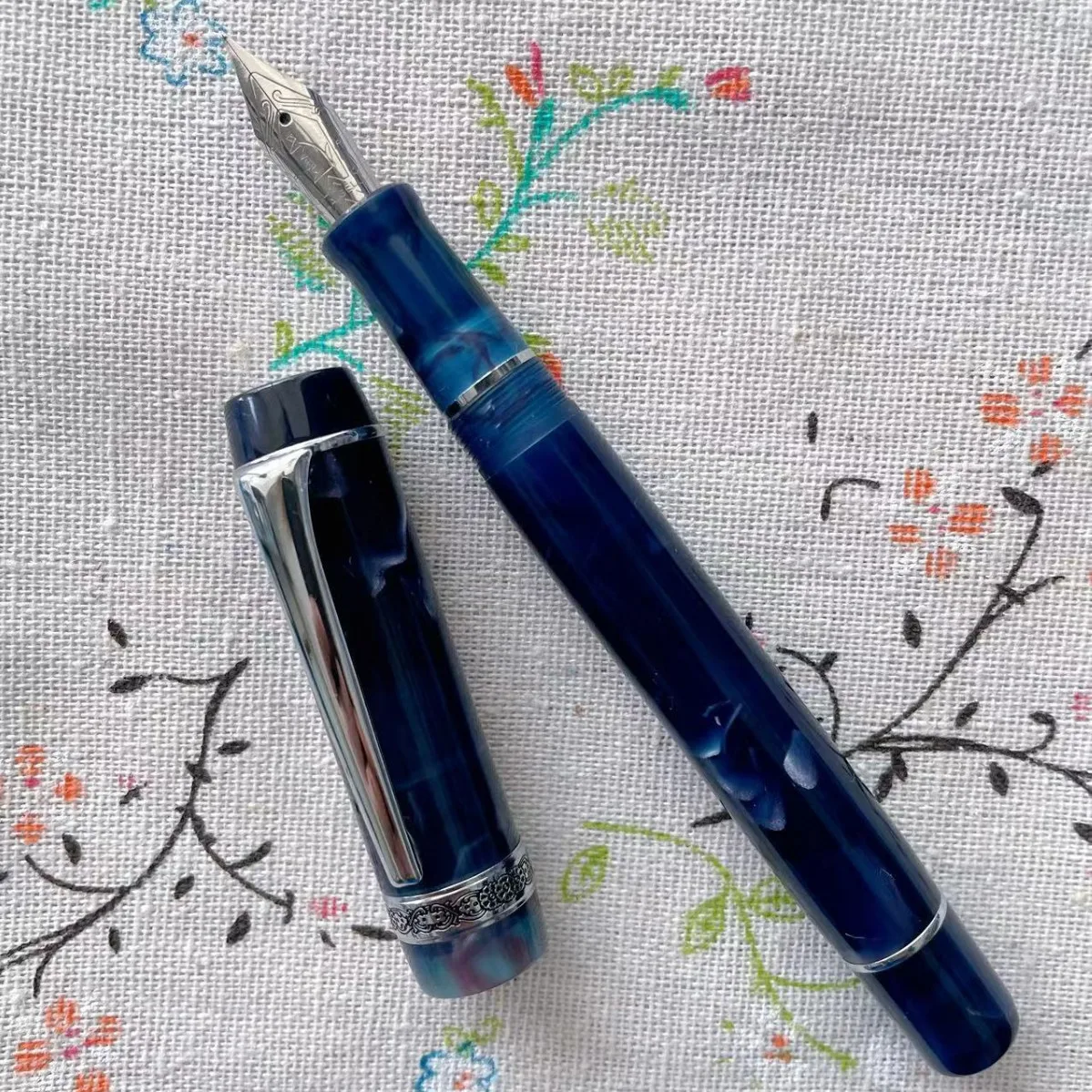Kaigelu Fountain Pen 316 Century Tofu Gradient Pink Gold Silver Clip Iridium Nib EF F M Screw Cap Writing Practice Gift Pen
Kaigelu Fountain Pen 316 Century Tofu Gradient Pink Gold Silver Clip Iridium Nib EF F M Screw Cap Writing Practice Gift Pen