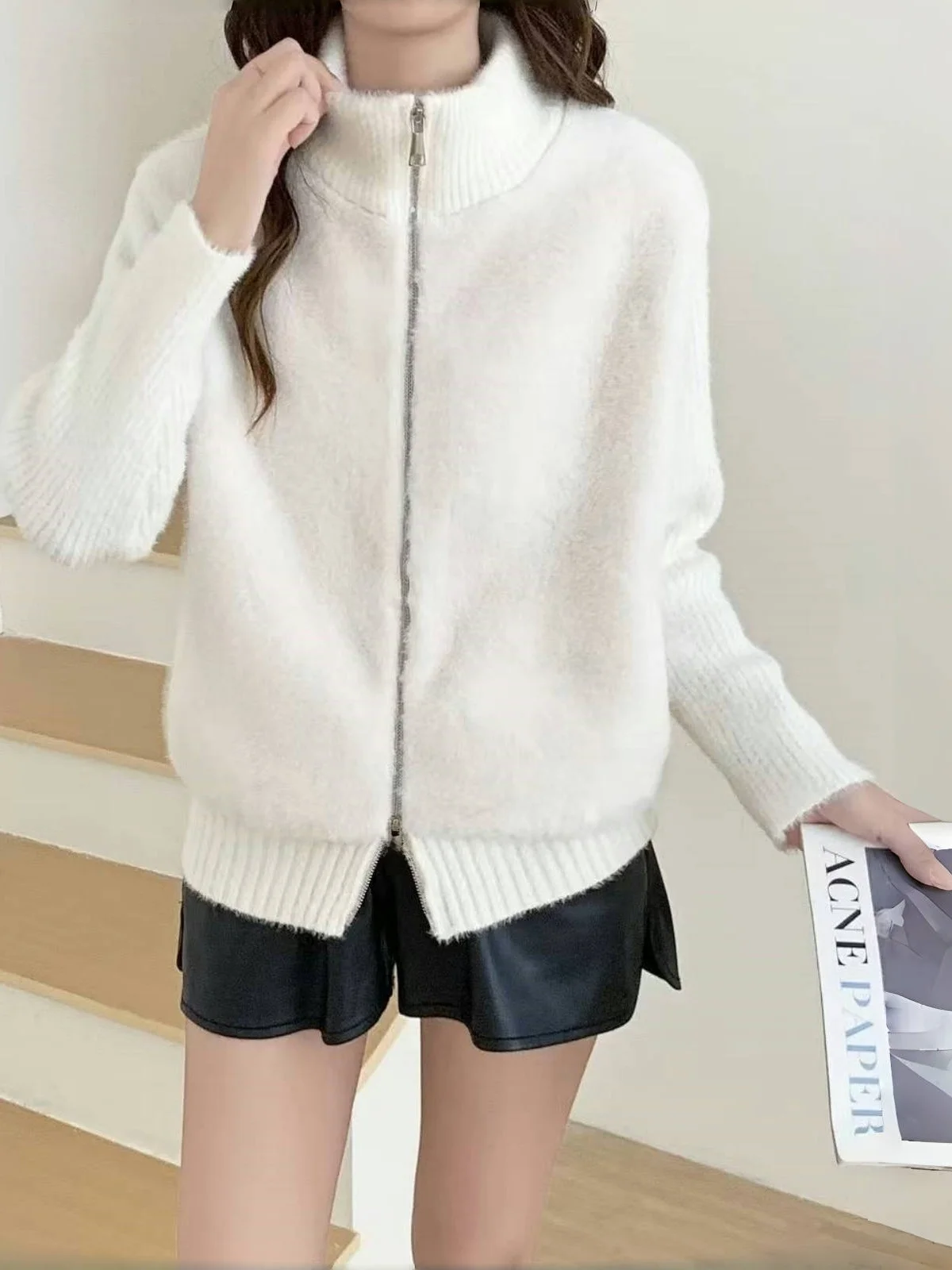 Faionable Stand Collar Knitted Sweater Women's Winter 2025 Imitation Velvet Zipper Design Trendy Top Quali Material
Faionable Stand Collar Knitted Sweater Women's Winter 2025 Imitation Velvet Zipper Design Trendy Top Quali Material