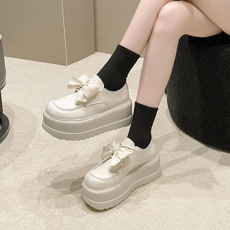 Women's 2025 Spring Autumn White Sneakers Thick Sole Lace Up Doll Head Bow Detail Versatile Sneakers for School Casual
Women's 2025 Spring Autumn White Sneakers Thick Sole Lace Up Doll Head Bow Detail Versatile Sneakers for School Casual
