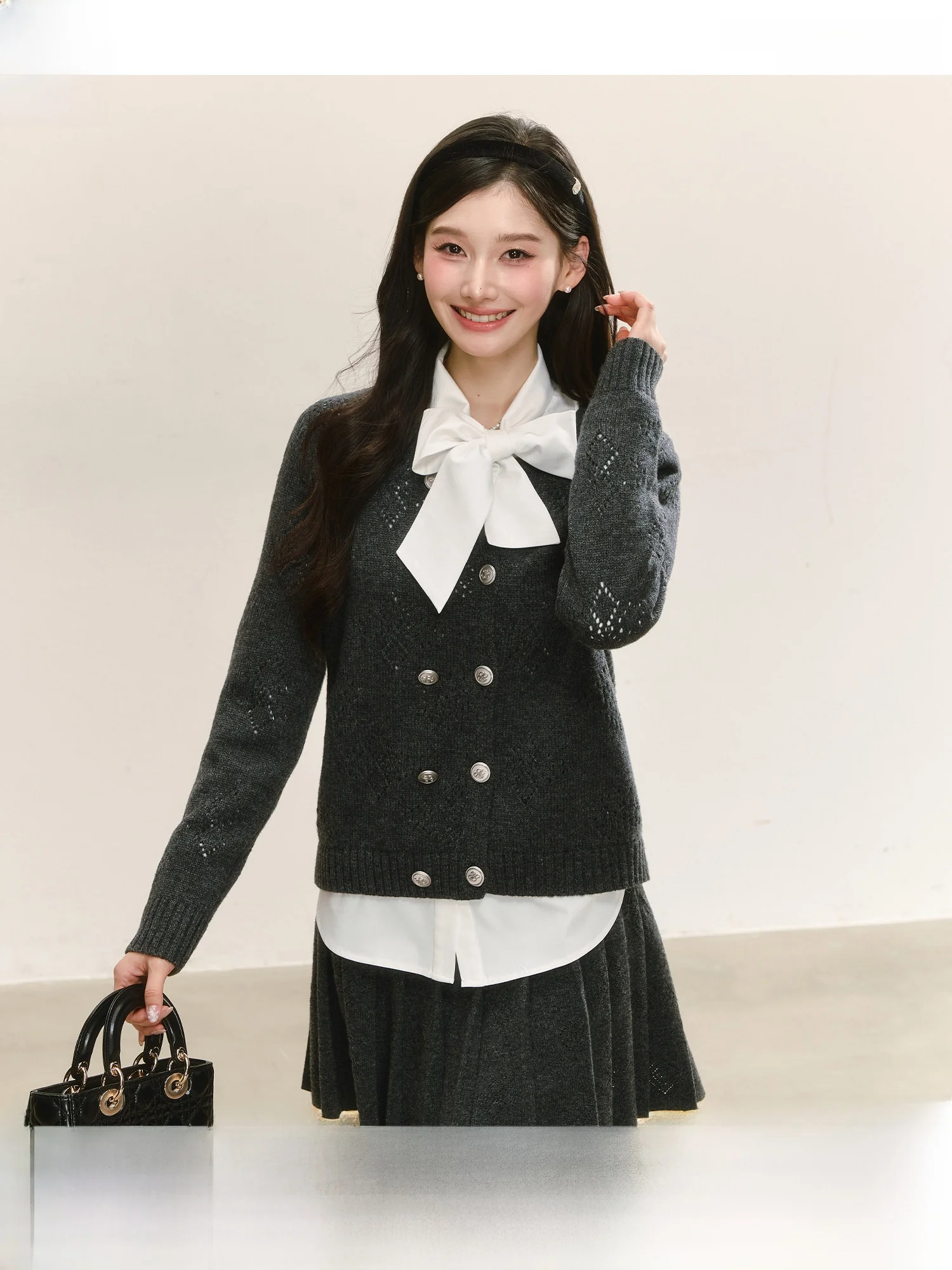 Soft Knitted Set Grey Double Buttoned Knitted Jacket Bow Tie Shirt Versatile Short Skirt Women's Long Sleeve Cardigan Knitwear
Soft Knitted Set Grey Double Buttoned Knitted Jacket Bow Tie Shirt Versatile Short Skirt Women's Long Sleeve Cardigan Knitwear
