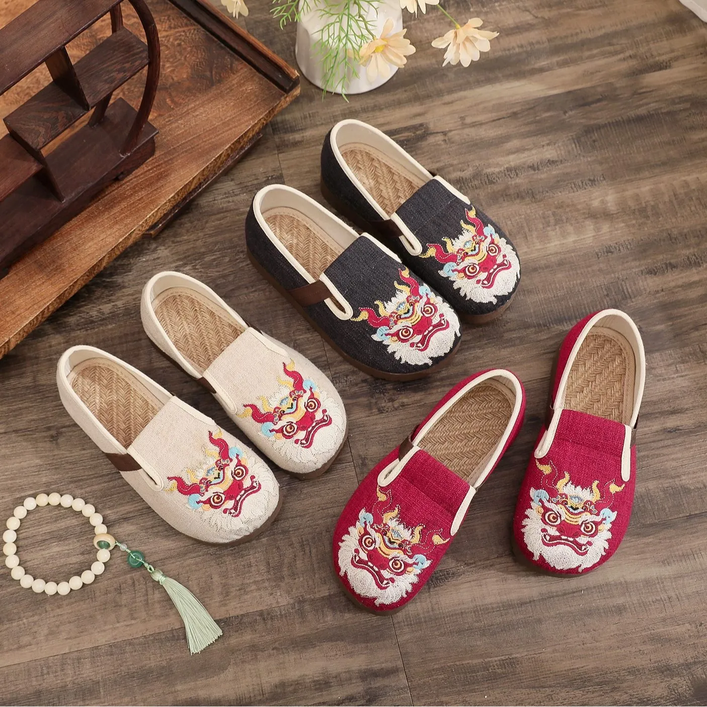 Women's Beige/Black/Red Linen Lion Embroidery Comfort Flat Shoes for Daily Casua Shoes Size 35-40 Q-142
Women's Beige/Black/Red Linen Lion Embroidery Comfort Flat Shoes for Daily Casua Shoes Size 35-40 Q-142