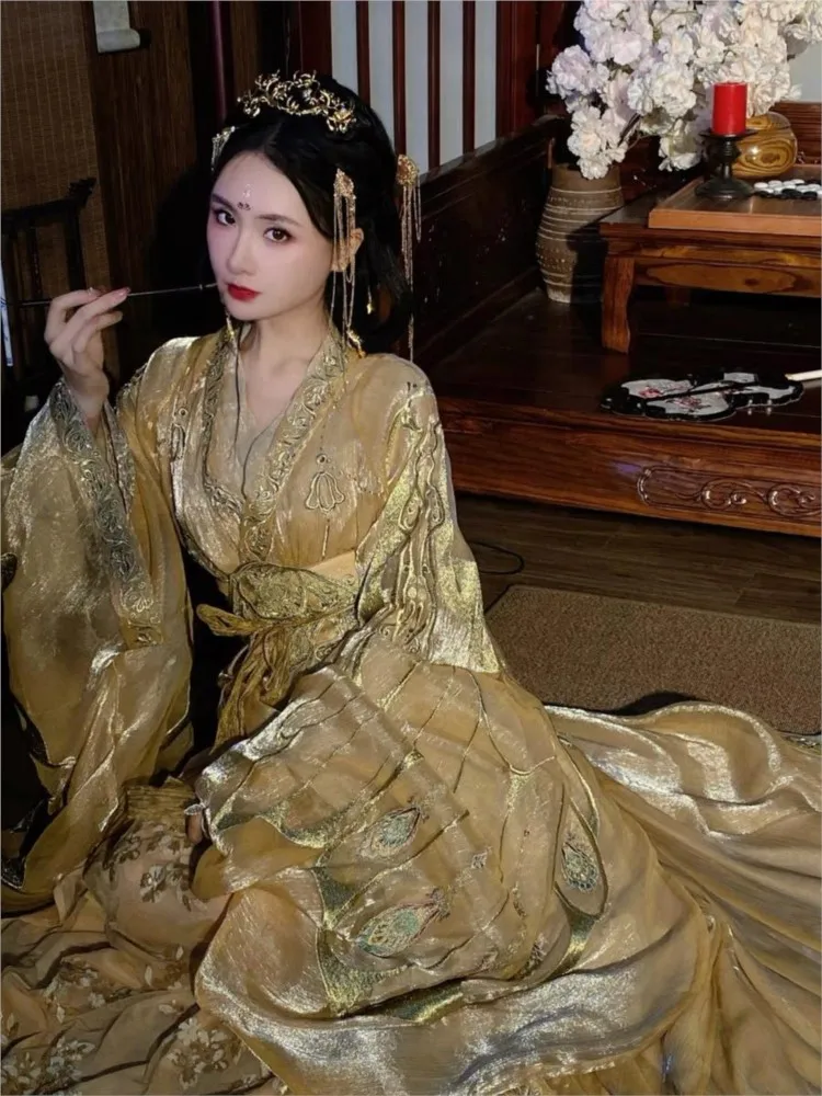 A heavy industry Warring States Period robe with straight skirt style and embroidered golden Hanfu set
A heavy industry Warring States Period robe with straight skirt style and embroidered golden Hanfu set