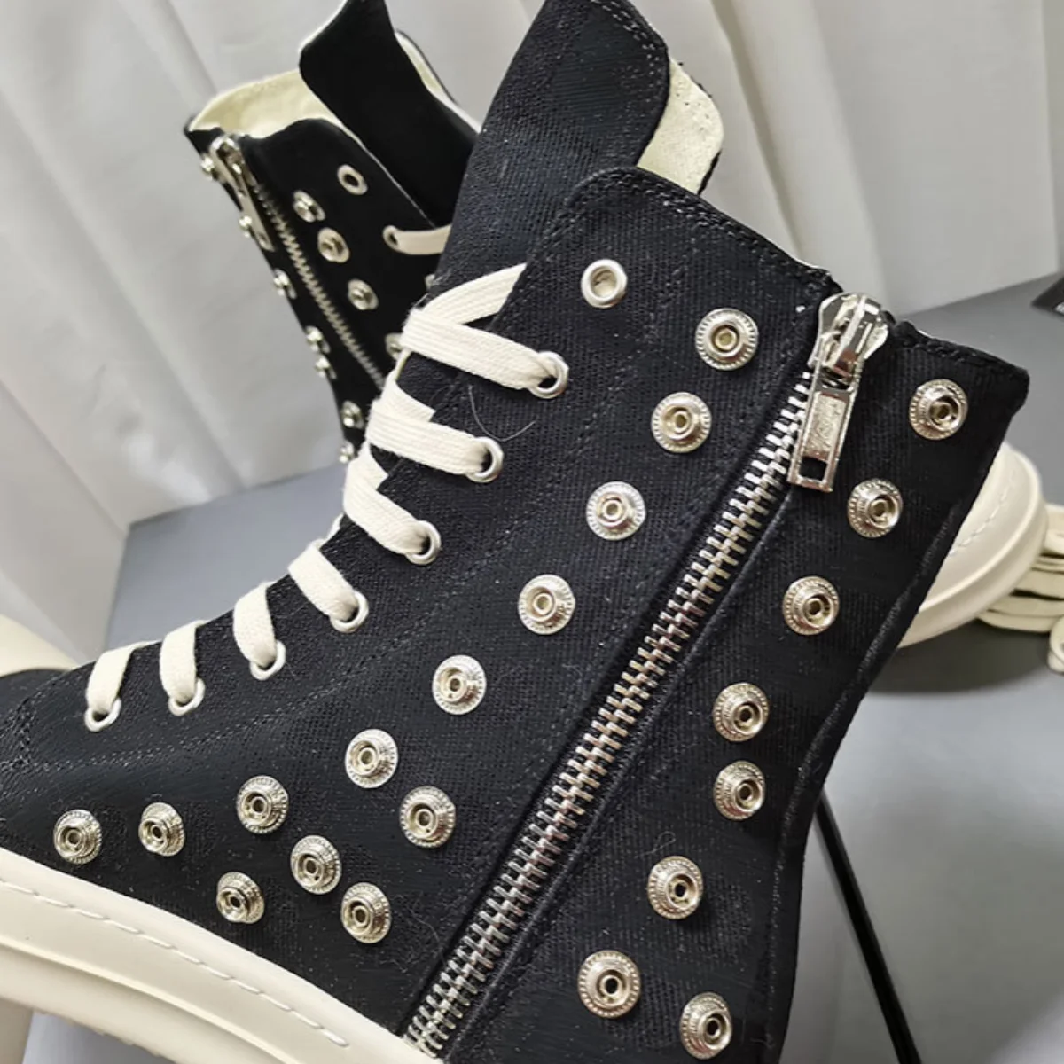 Top Quality Men Causal Shoes Women Boots Ro High Top Shoe Black Canvas Rivet Lace Up Vintage Casual Sneakers Handsome Ankle Boot
Top Quality Men Causal Shoes Women Boots Ro High Top Shoe Black Canvas Rivet Lace Up Vintage Casual Sneakers Handsome Ankle Boot