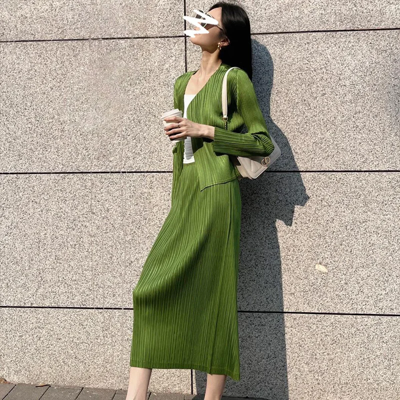 Miyake 2025 Summer New Solid-colour Fashion Suit Women V-neck Long-sleeved Cardigan Jacket Slim Half Skirt Two-piece Set ALSEY
Miyake 2025 Summer New Solid-colour Fashion Suit Women V-neck Long-sleeved Cardigan Jacket Slim Half Skirt Two-piece Set ALSEY