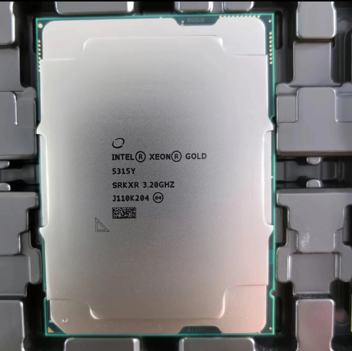 Серверный процессор Intel Xeon Gold 5315Y SRKXR, 8 ядер, 16 потоков, 3,20 ГГц, 12 Мб кэш-памяти, 2S, 140 Вт
Серверный процессор Intel Xeon Gold 5315Y SRKXR, 8 ядер, 16 потоков, 3,20 ГГц, 12 Мб кэш-памяти, 2S, 140 Вт