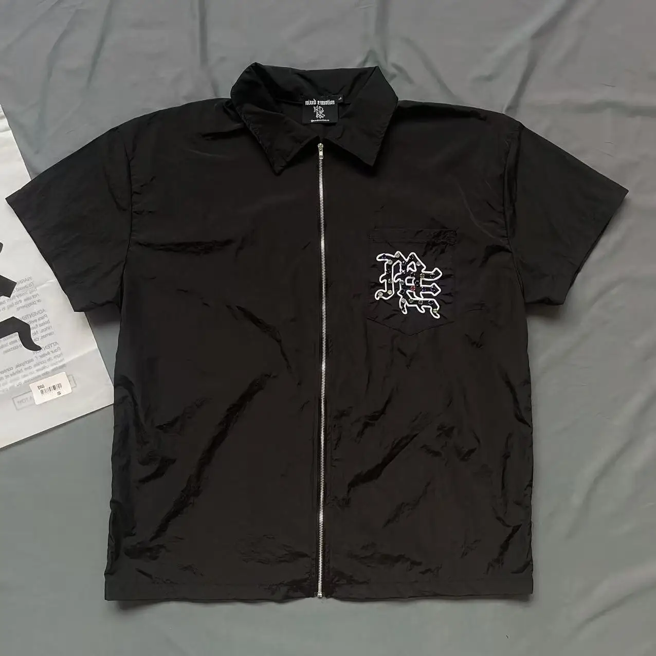 Mixed Emotion Embroidery Rhinestone Thin Breathable Short Sleeve Shirts for Men Lapel Black Color Loose Casual Tops Oversized
Mixed Emotion Embroidery Rhinestone Thin Breathable Short Sleeve Shirts for Men Lapel Black Color Loose Casual Tops Oversized