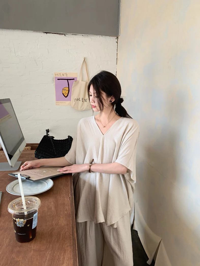 Loose V-neck Batwing Sleeve T-shirt Wide Leg Pants Casual Summer Two-piece Set Simple Elegant Women's Fashion Ensemble
Loose V-neck Batwing Sleeve T-shirt Wide Leg Pants Casual Summer Two-piece Set Simple Elegant Women's Fashion Ensemble