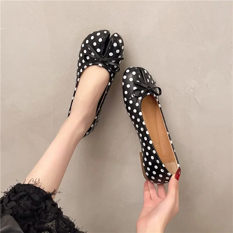 Kawaii Slit Toe Flat Shoes Women Polka Dot Soft Leather Bow Ballet Flats Female Shallow Casual Daily Slip On Loafers
Kawaii Slit Toe Flat Shoes Women Polka Dot Soft Leather Bow Ballet Flats Female Shallow Casual Daily Slip On Loafers