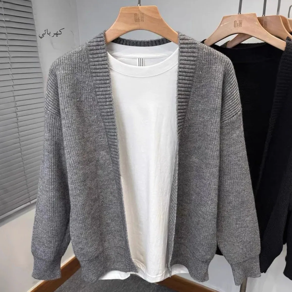 Laid-ba Sle Men's Knitted Cardigan V-ne Sweater Outerwear Youth Pure Color Korean Version Versatile Classic Autumn Winter
Laid-ba Sle Men's Knitted Cardigan V-ne Sweater Outerwear Youth Pure Color Korean Version Versatile Classic Autumn Winter