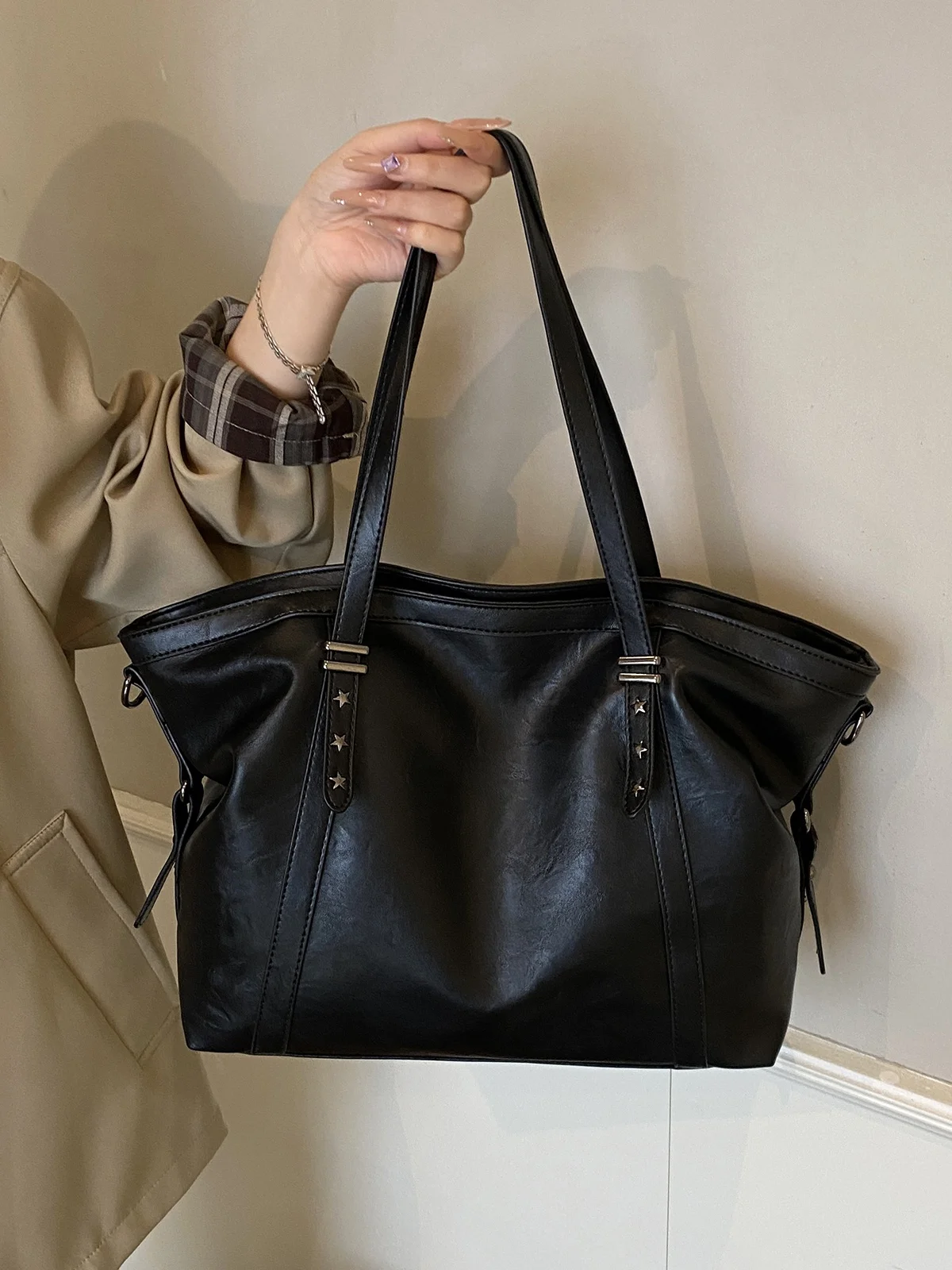 Vintage Large Capaci Ladies oulder Bag Faionable Commuter Tote Casual Handbag Iron Hardware Zipper Closure PU Leather
Vintage Large Capaci Ladies oulder Bag Faionable Commuter Tote Casual Handbag Iron Hardware Zipper Closure PU Leather