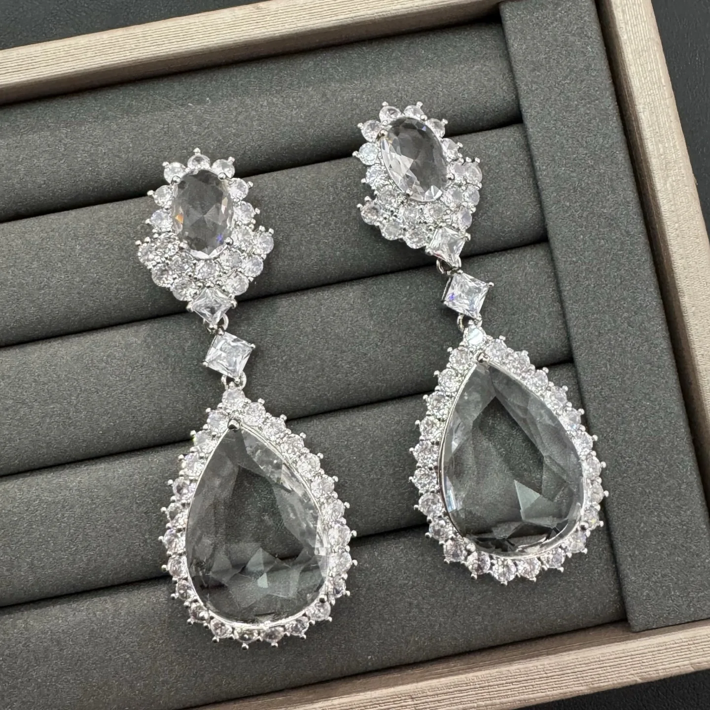 cubic zirconia earrings for women elegant jewelry transparent water drop dangling earrings silver gold color
cubic zirconia earrings for women elegant jewelry transparent water drop dangling earrings silver gold color