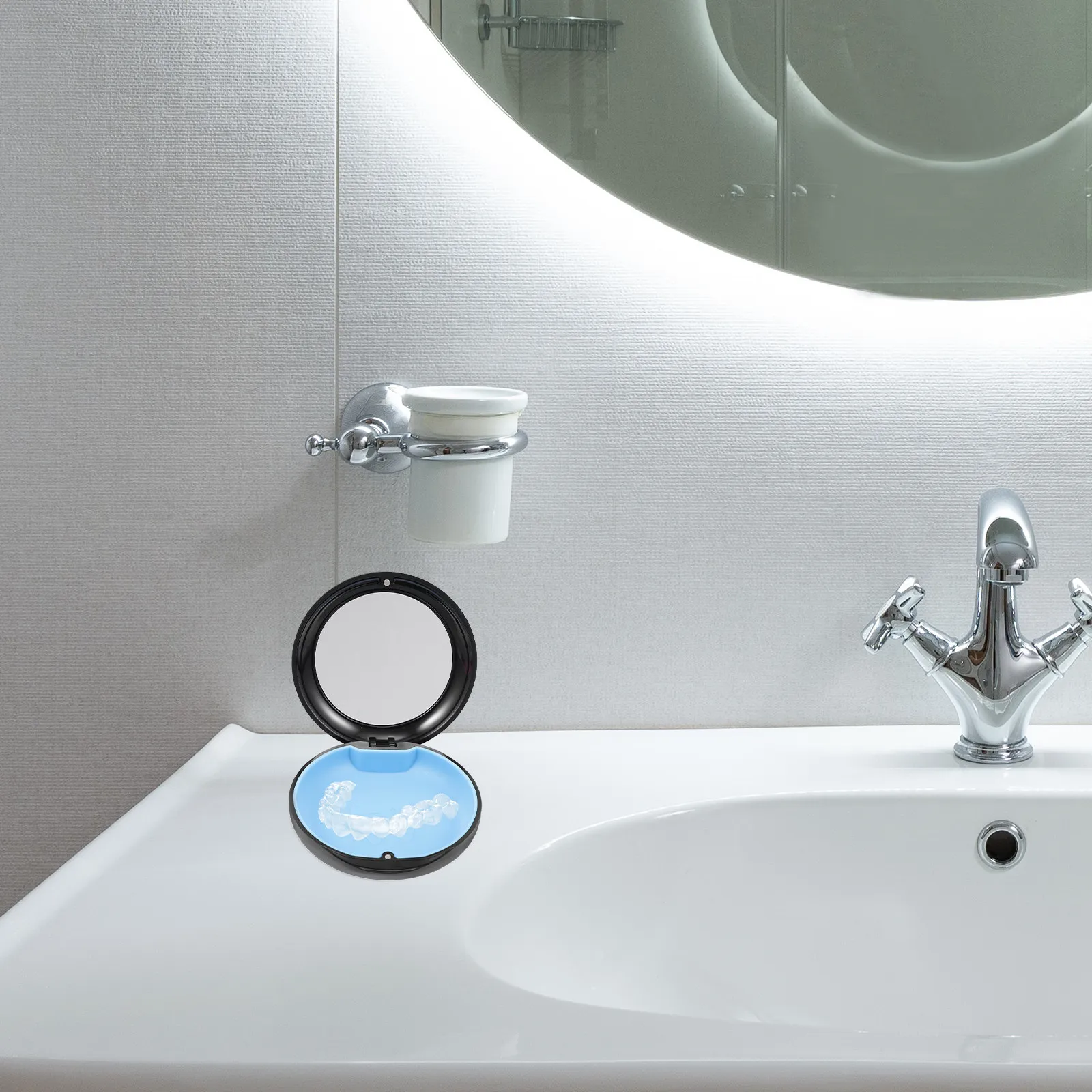 Легкий и компактный контейнер для ортодонтических ретейнеров, брекетов и зубных протезов, легко моется, с гладкой поверхностью без заусенцев.
Легкий и компактный контейнер для ортодонтических ретейнеров, брекетов и зубных протезов, легко моется, с гладкой поверхностью без заусенцев.