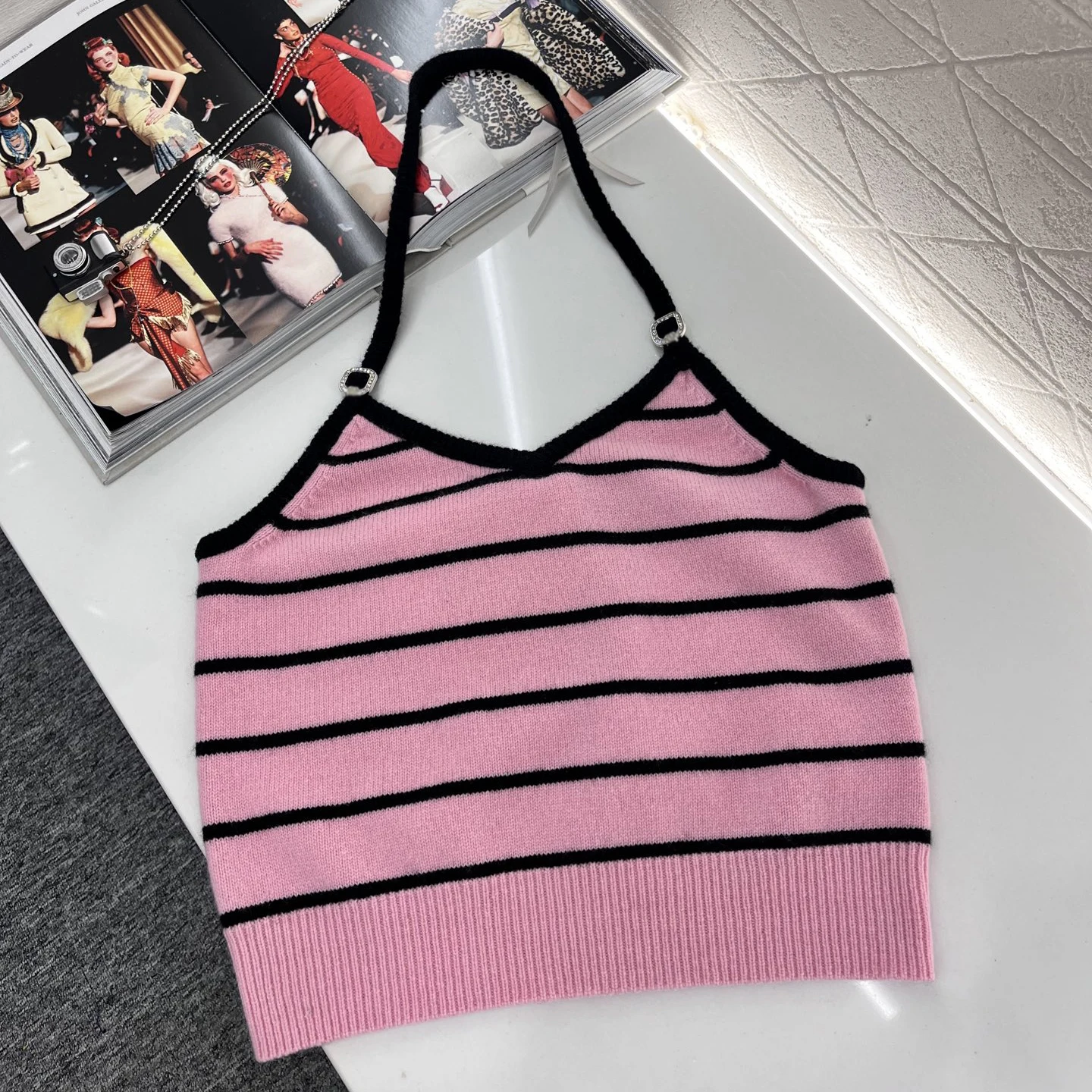 Summer 2025 new style long-neck V-neck strapless striped fitted elastic sexy backless mini top accessory
Summer 2025 new style long-neck V-neck strapless striped fitted elastic sexy backless mini top accessory