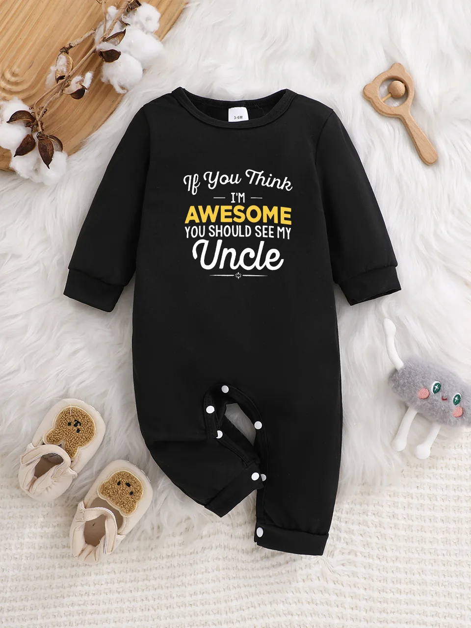 A baby long-sleeved onesie with interesting letter prints. It features a buttoned design for easy putting on and taking off
A baby long-sleeved onesie with interesting letter prints. It features a buttoned design for easy putting on and taking off
