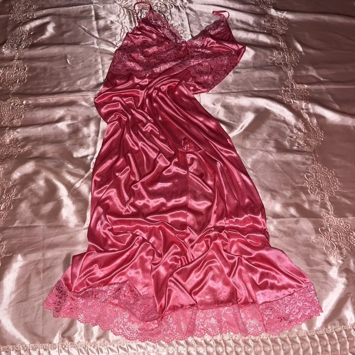 Men Sexy Thin Ice Silk Lace Glossy Long Skirt Sissy Silky touch Maxi Dress Women Sleeveless Night Dress Plus Size Sleeping Robe
Men Sexy Thin Ice Silk Lace Glossy Long Skirt Sissy Silky touch Maxi Dress Women Sleeveless Night Dress Plus Size Sleeping Robe