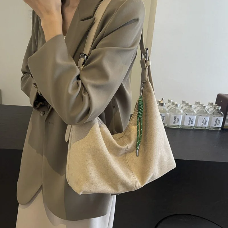 Известный дизайнер, роскошная классическая элегантная кожаная сумка для женщин, сумка через плечо, популярная
Известный дизайнер, роскошная классическая элегантная кожаная сумка для женщин, сумка через плечо, популярная