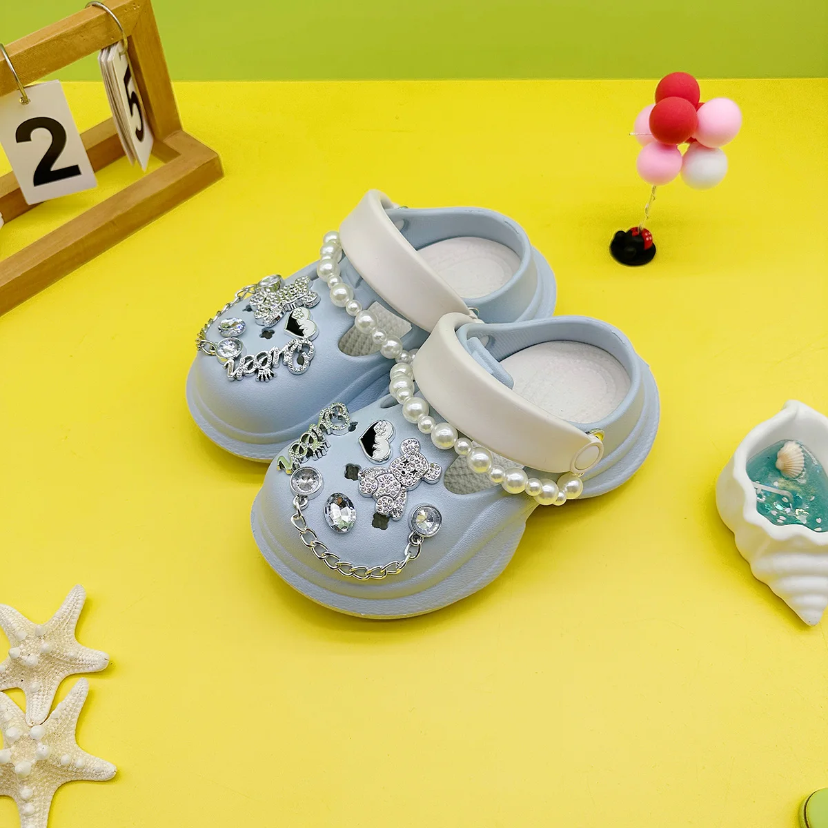 New Cartoon Pearl Chain Silver Diamond Bear Boys and Girls Hole Shoes Family Outer Wear Fashionable Slippers Non-Slip Heightening Toe Shoes 850
New Cartoon Pearl Chain Silver Diamond Bear Boys and Girls Hole Shoes Family Outer Wear Fashionable Slippers Non-Slip Heightening Toe Shoes 850