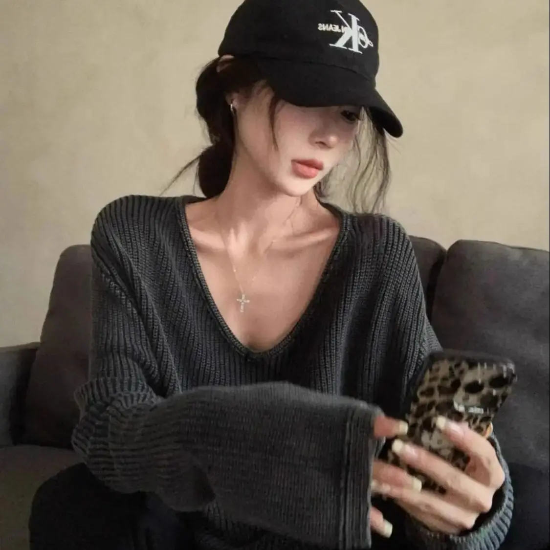 Gray V-Neck Long-Sleeved Sweater Lazy Style For Women New Autumn Style Loose Slim Mid-Length Niche Design Casual Pullover Top
Gray V-Neck Long-Sleeved Sweater Lazy Style For Women New Autumn Style Loose Slim Mid-Length Niche Design Casual Pullover Top