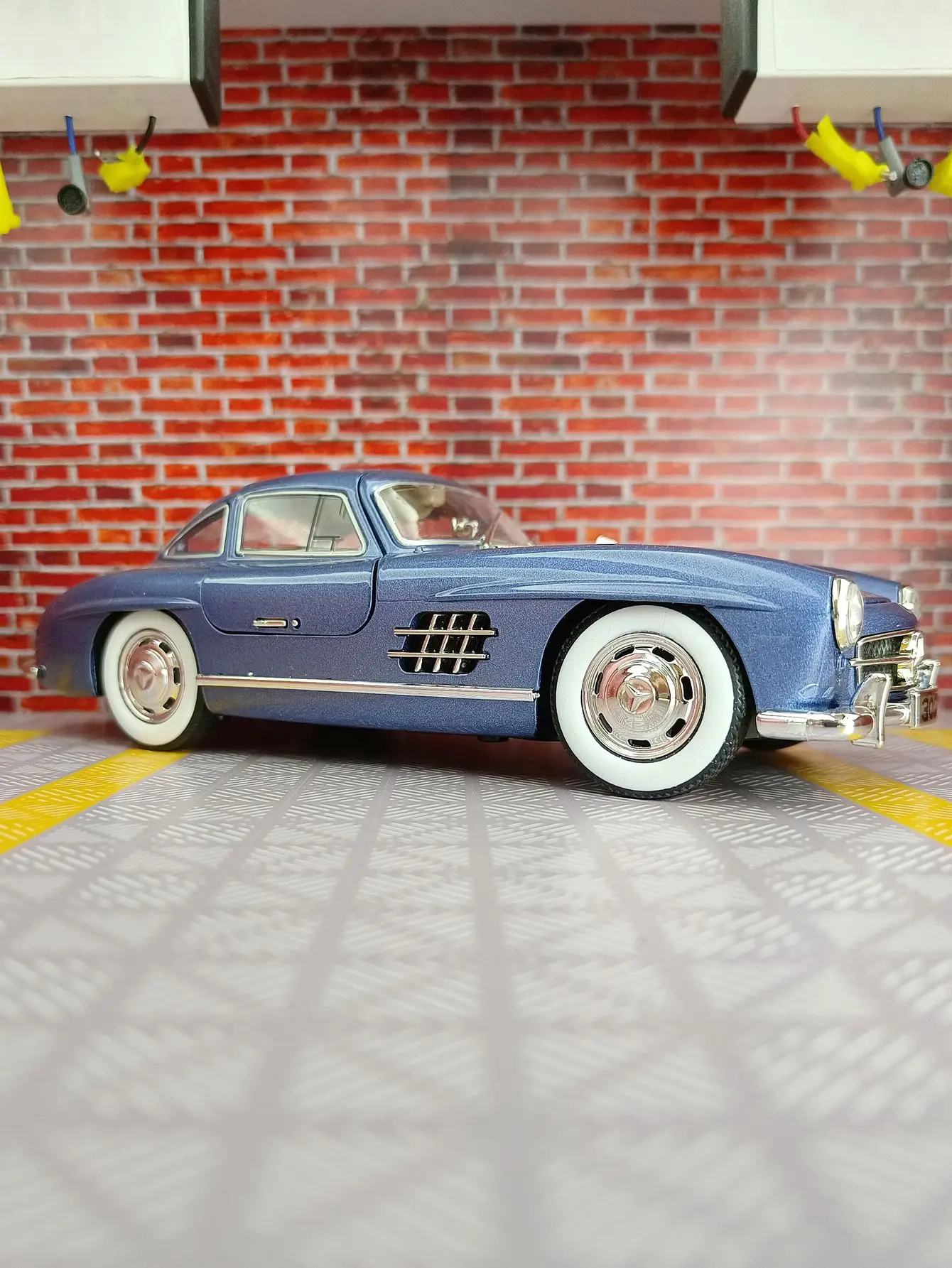 1:24 300SL alloy car model ornaments collection acousto-optic pull back children's toys door can be opened
1:24 300SL alloy car model ornaments collection acousto-optic pull back children's toys door can be opened