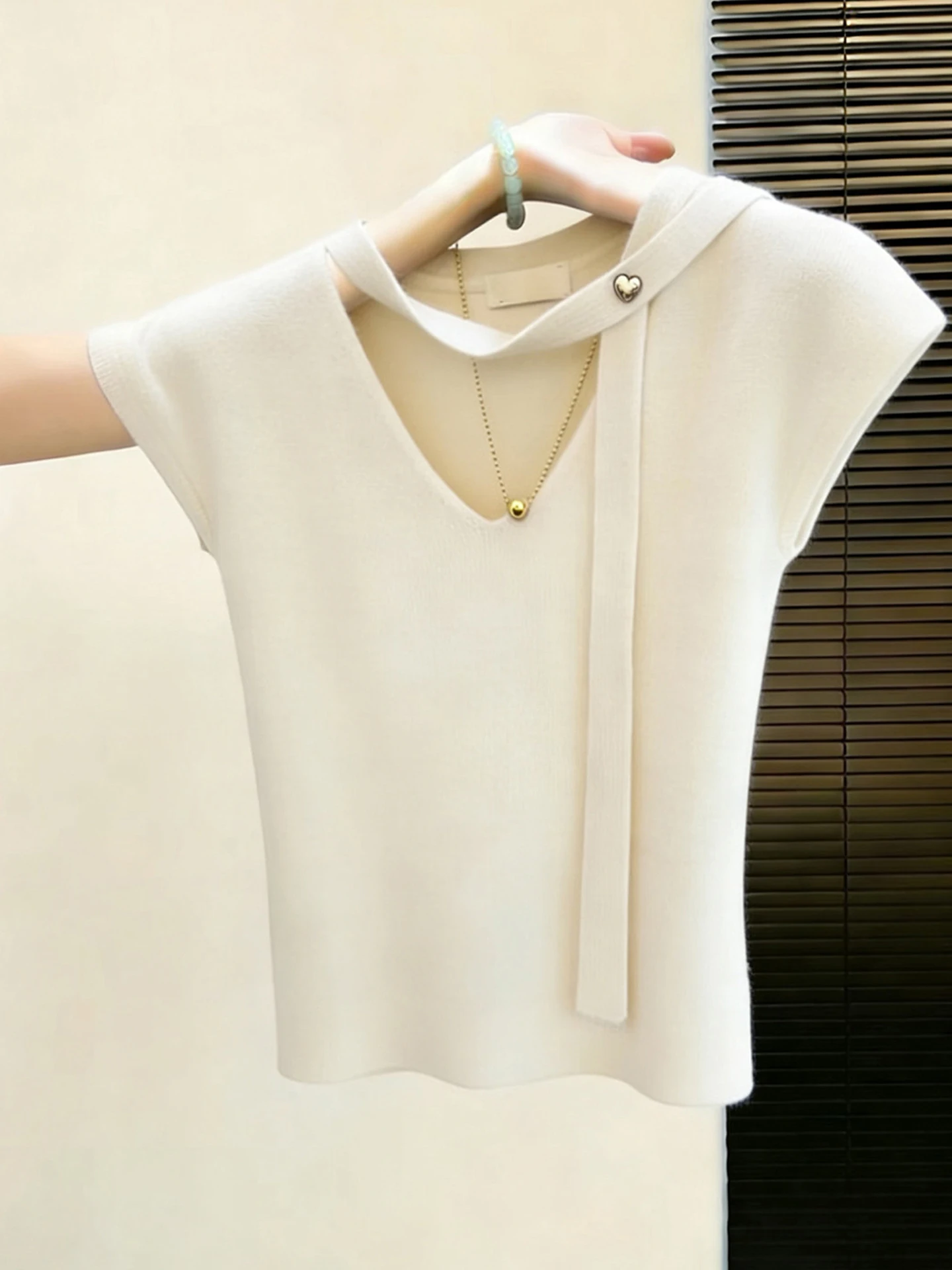 Summer 2026 V-Neck Tunic Top Pure Color Versatile Fashionable Knitted Sweater with Sash Short Sleeve Korean Style Commute
Summer 2026 V-Neck Tunic Top Pure Color Versatile Fashionable Knitted Sweater with Sash Short Sleeve Korean Style Commute
