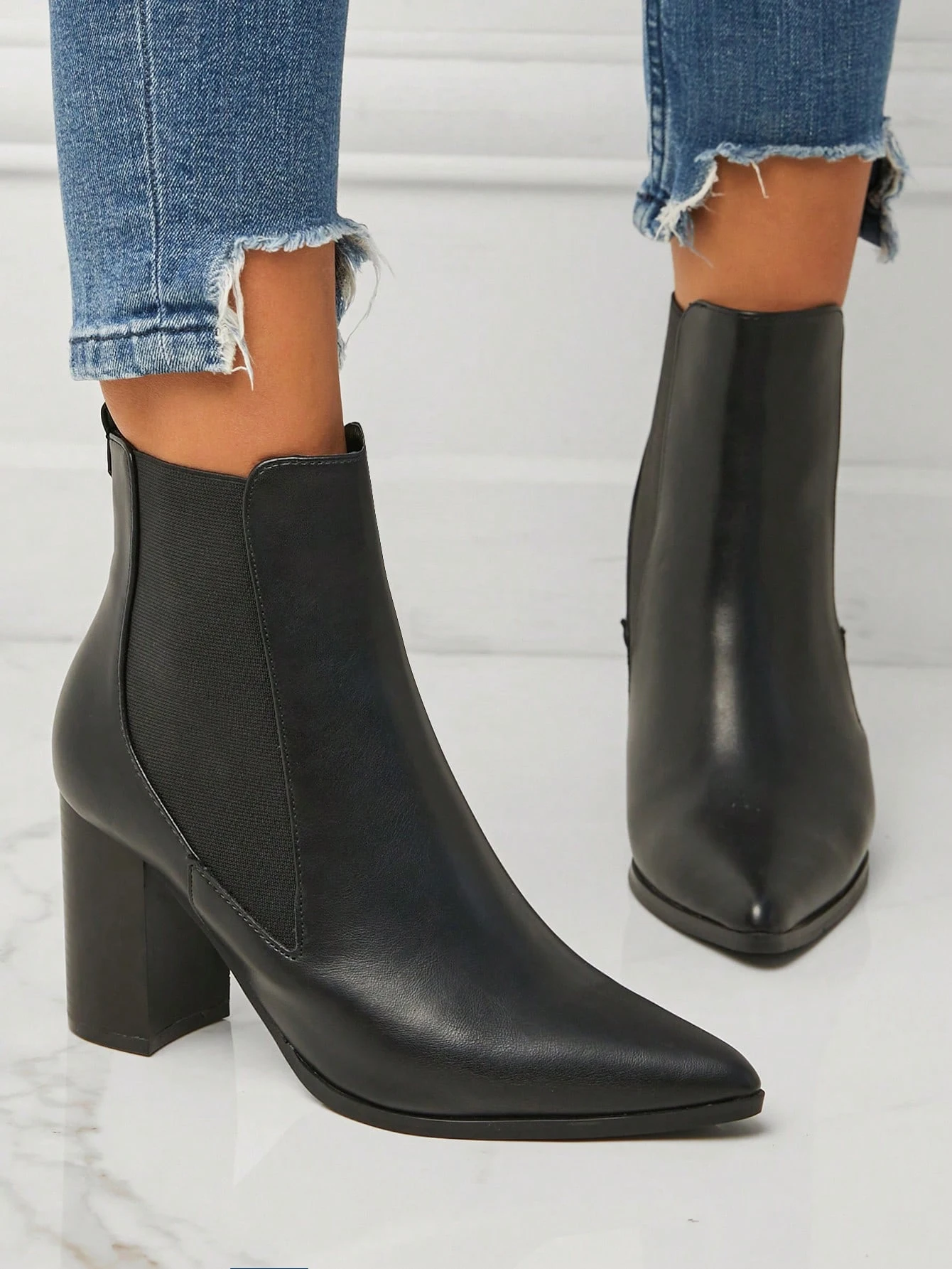 Ladies' fashionable new boots made of high-quality leather with elastic fit, wearing pointed, thick, high-heeled short boots on
Ladies' fashionable new boots made of high-quality leather with elastic fit, wearing pointed, thick, high-heeled short boots on