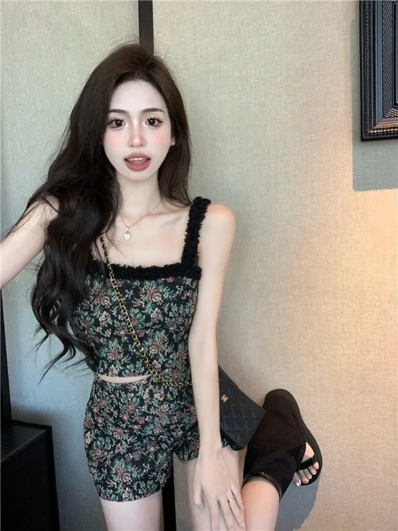 Retro Floral Print Casual Halter Two-Piece Set Women's Slimming Trendy Summer New Arrival High Waist Short Pants Ensemble
Retro Floral Print Casual Halter Two-Piece Set Women's Slimming Trendy Summer New Arrival High Waist Short Pants Ensemble
