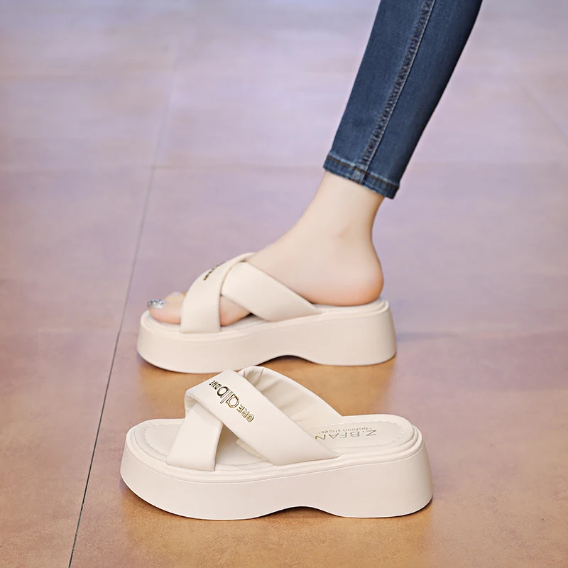 New Summer Women's One Strap Slippers Fashion Versatile Casual Beach Sandals
New Summer Women's One Strap Slippers Fashion Versatile Casual Beach Sandals