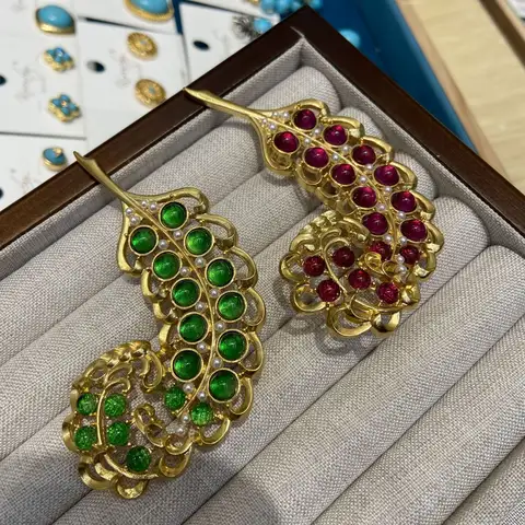 Vintage real banhado a ouro vintage pena folhagem colorido pedra preciosa broche de diamante 2024