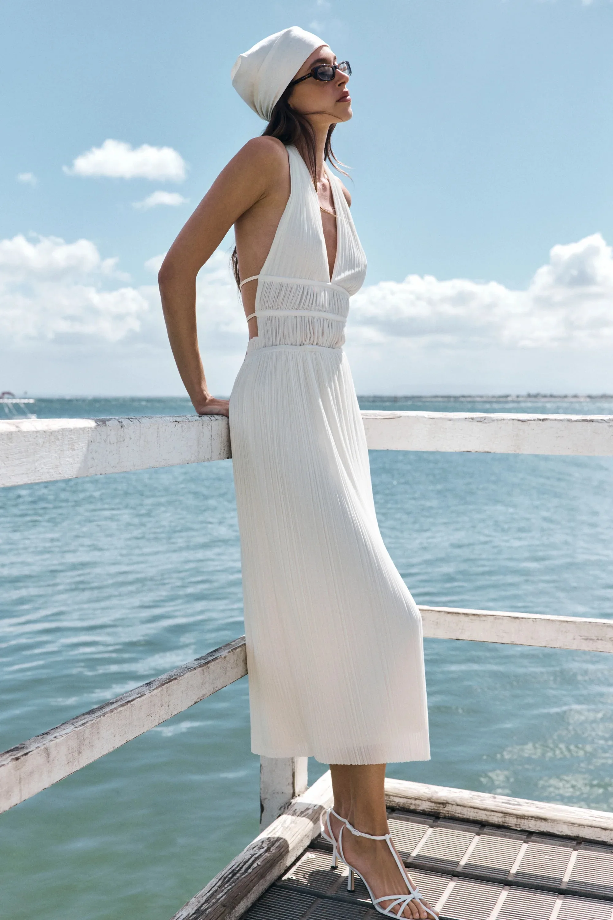 Women's halter neck pleated long dress Elegant white backless summer beach dress Casual wear for beach vacation, party cocktail
Women's halter neck pleated long dress Elegant white backless summer beach dress Casual wear for beach vacation, party cocktail