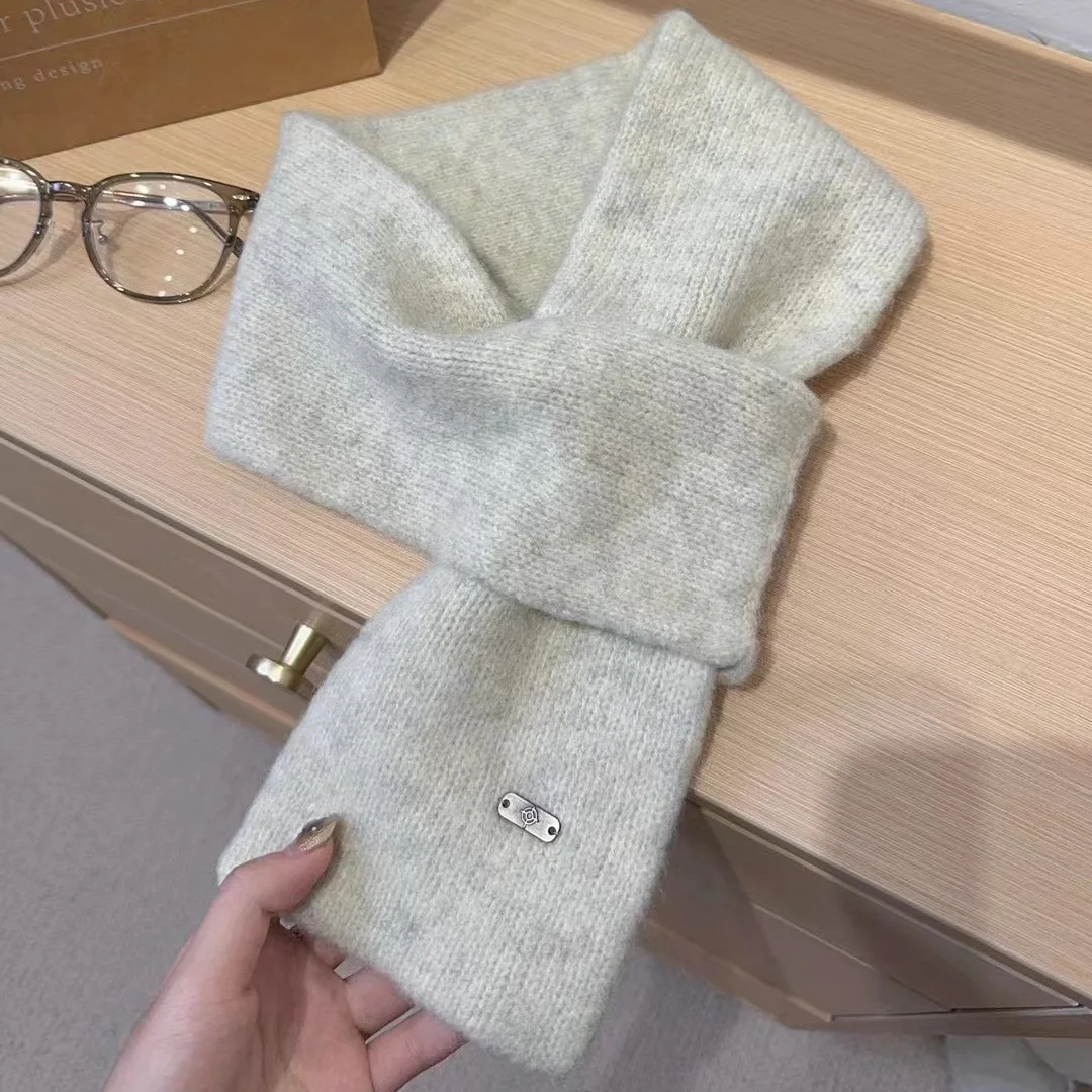Knitted wool small scarf women's version versatile neck protection lazy perforated ear scarf warm scarf
Knitted wool small scarf women's version versatile neck protection lazy perforated ear scarf warm scarf