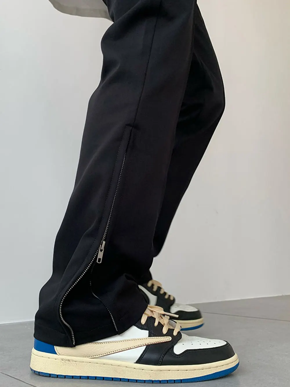 Мужские и женские повседневные брюки в американском ретро-стиле с боковой молнией, слегка расклешенные, прямые, струящиеся, длинные, в стиле вест-пэнтс
Мужские и женские повседневные брюки в американском ретро-стиле с боковой молнией, слегка расклешенные, прямые, струящиеся, длинные, в стиле вест-пэнтс