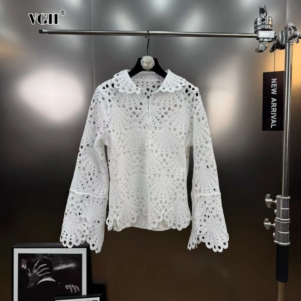 VGH French Temperament White Lace Hollow Shirt for Women Lapel Flare Sleeve Patchwork Buttons Sweet Shirts with Camisole Female
VGH French Temperament White Lace Hollow Shirt for Women Lapel Flare Sleeve Patchwork Buttons Sweet Shirts with Camisole Female