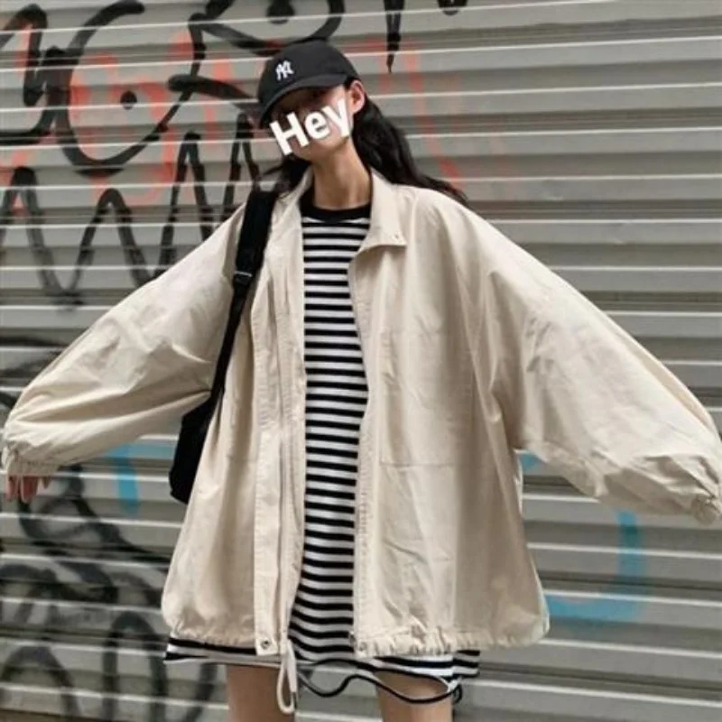 Рабочая ветровка для женщин, новый стиль, сращенный лацкан, карман на молнии, модный однотонный свободный универсальный повседневный топ 
Рабочая ветровка для женщин, новый стиль, сращенный лацкан, карман на молнии, модный однотонный свободный универсальный повседневный топ