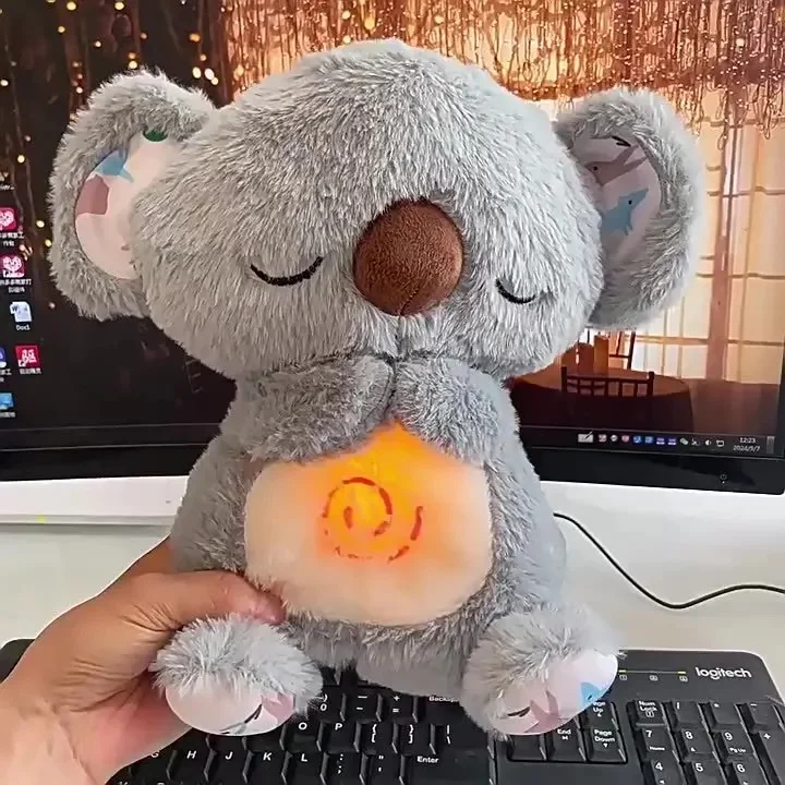 Дышащая плюшевая игрушка-коала с успокаивающей музыкой и светом, помощник для сна младенцев, компаньон для сна, развивающая мягкая игрушка
Дышащая плюшевая игрушка-коала с успокаивающей музыкой и светом, помощник для сна младенцев, компаньон для сна, развивающая мягкая игрушка