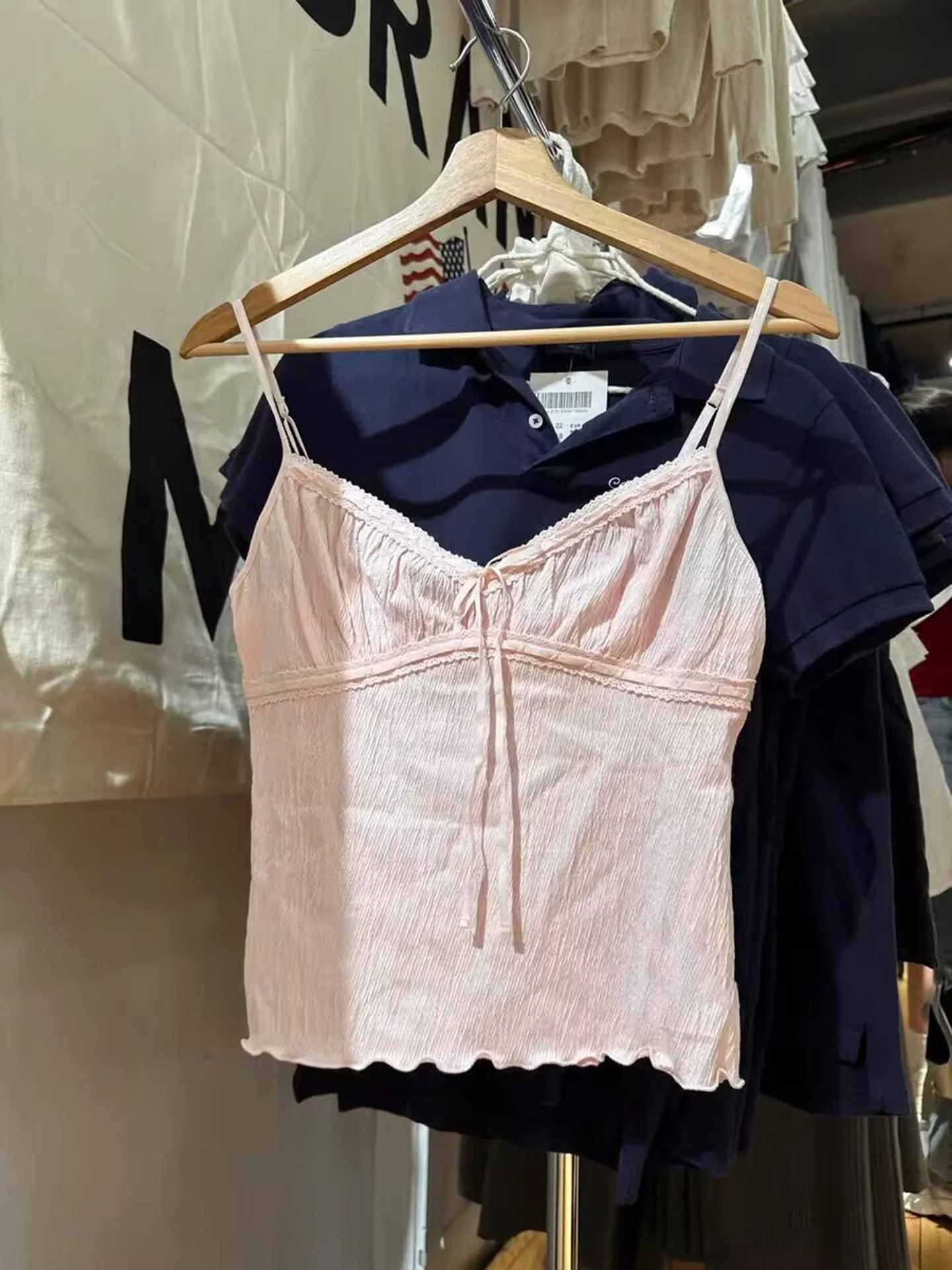 Американский топ с рюшами и отделкой, розовый кружевной жилет с узлом на талии, брендовый жилет для поездок на работу, облегающий хлопковый цвет 
Американский топ с рюшами и отделкой, розовый кружевной жилет с узлом на талии, брендовый жилет для поездок на работу, облегающий хлопковый цвет