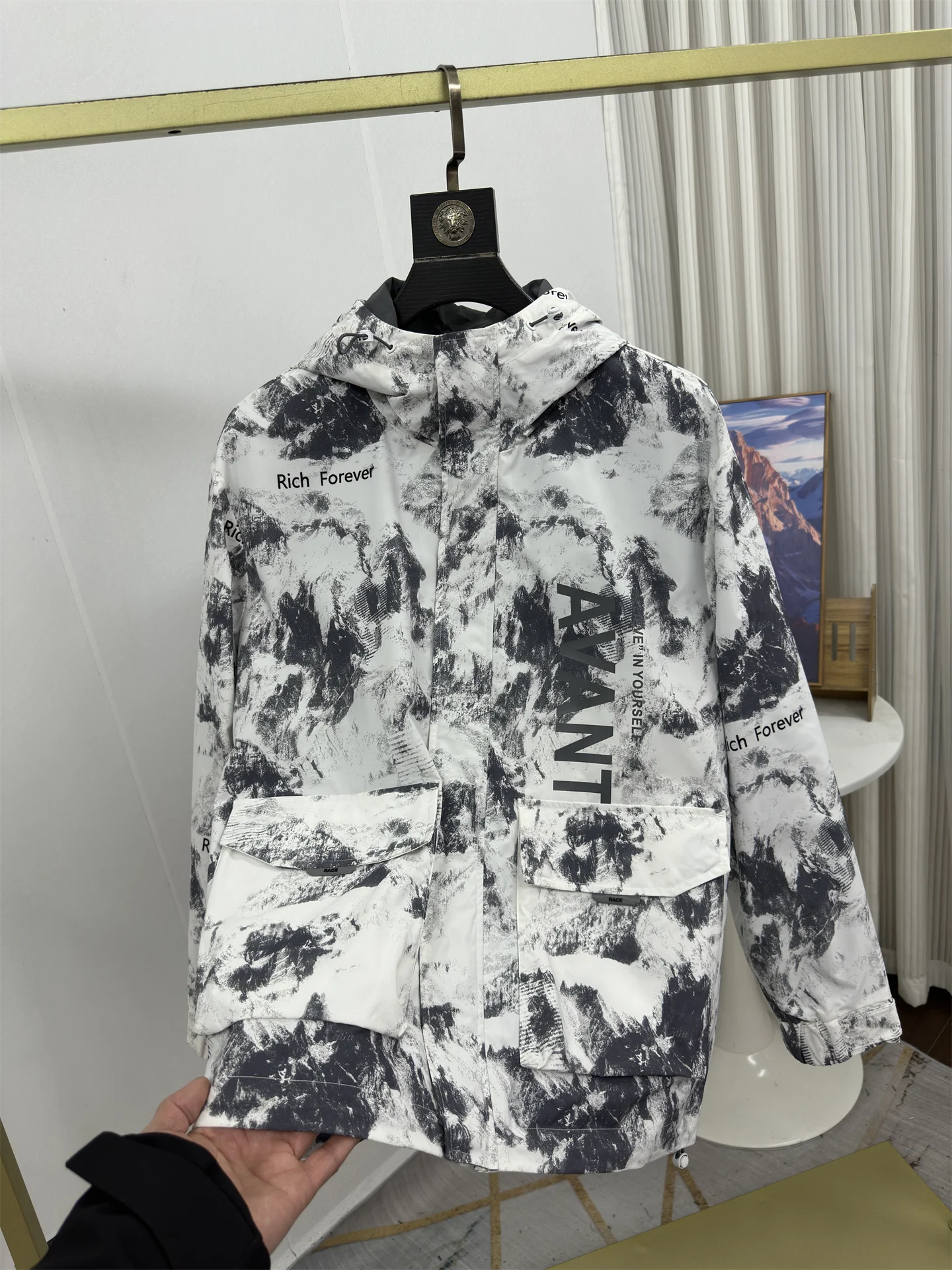 Мужская уличная куртка с капюшоном, ветрозащитная, весенняя, модная, универсальная, приталенного кроя, из полиэфирного волокна, с длинными рукавами, на молнии
Мужская уличная куртка с капюшоном, ветрозащитная, весенняя, модная, универсальная, приталенного кроя, из полиэфирного волокна, с длинными рукавами, на молнии